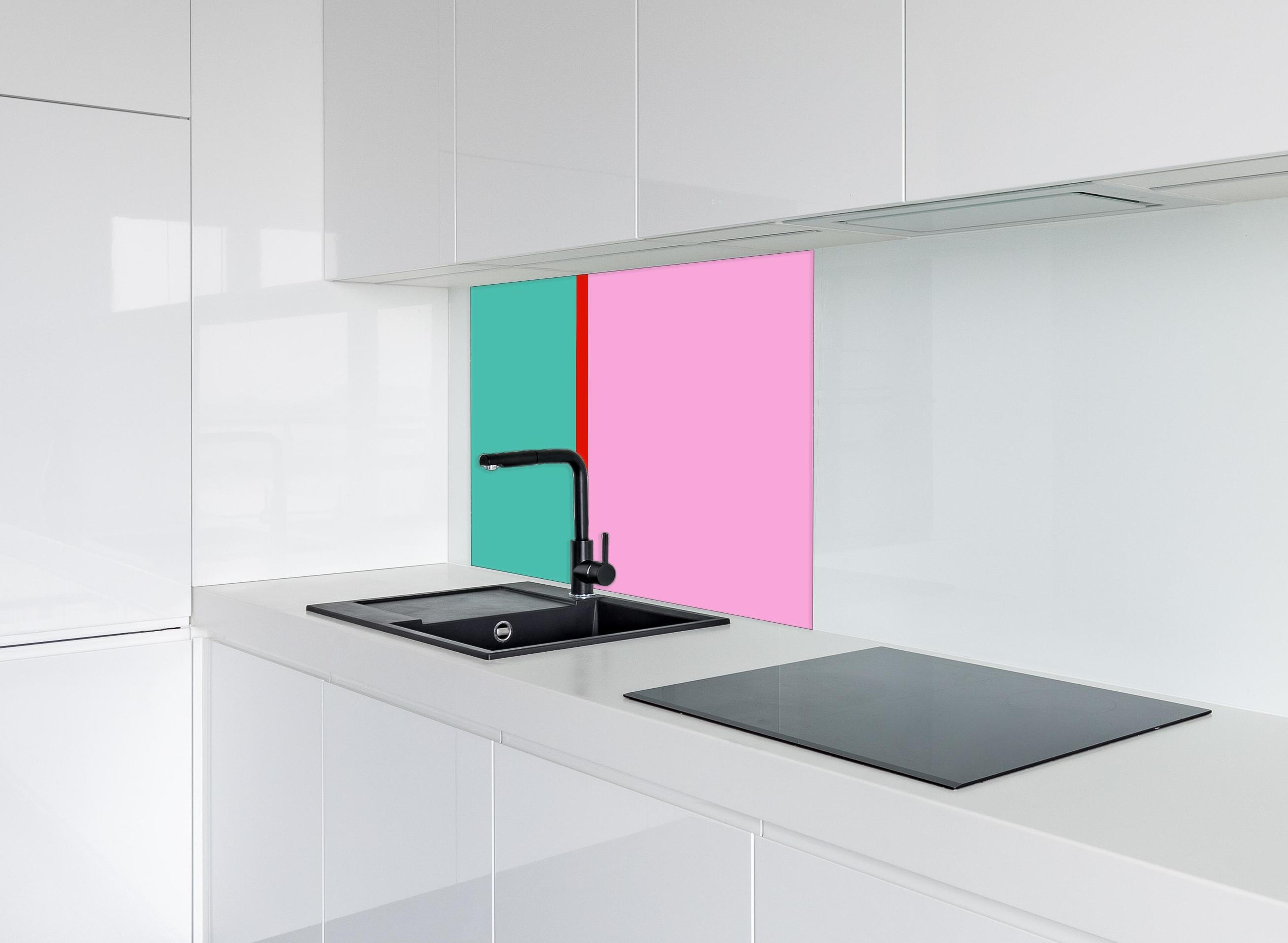 Spritzschutz - The Springs - Easy Vertikal - Peony hinter einem Cerankochfeld zwischen Holz-Kochutensilien