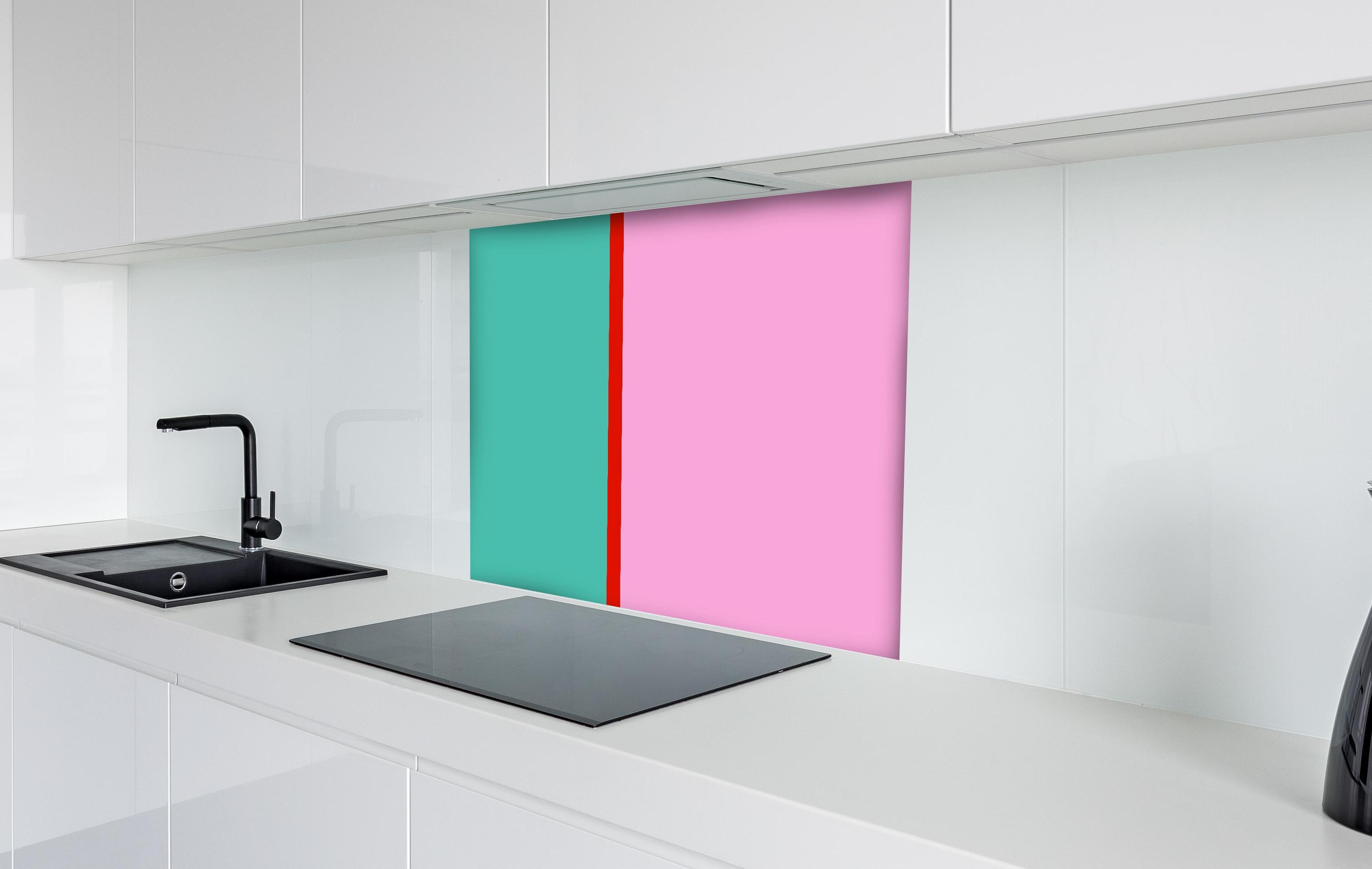 Spritzschutz - The Springs - Easy Vertikal - Peony hinter einem Cerankochfeld zwischen Holz-Kochutensilien