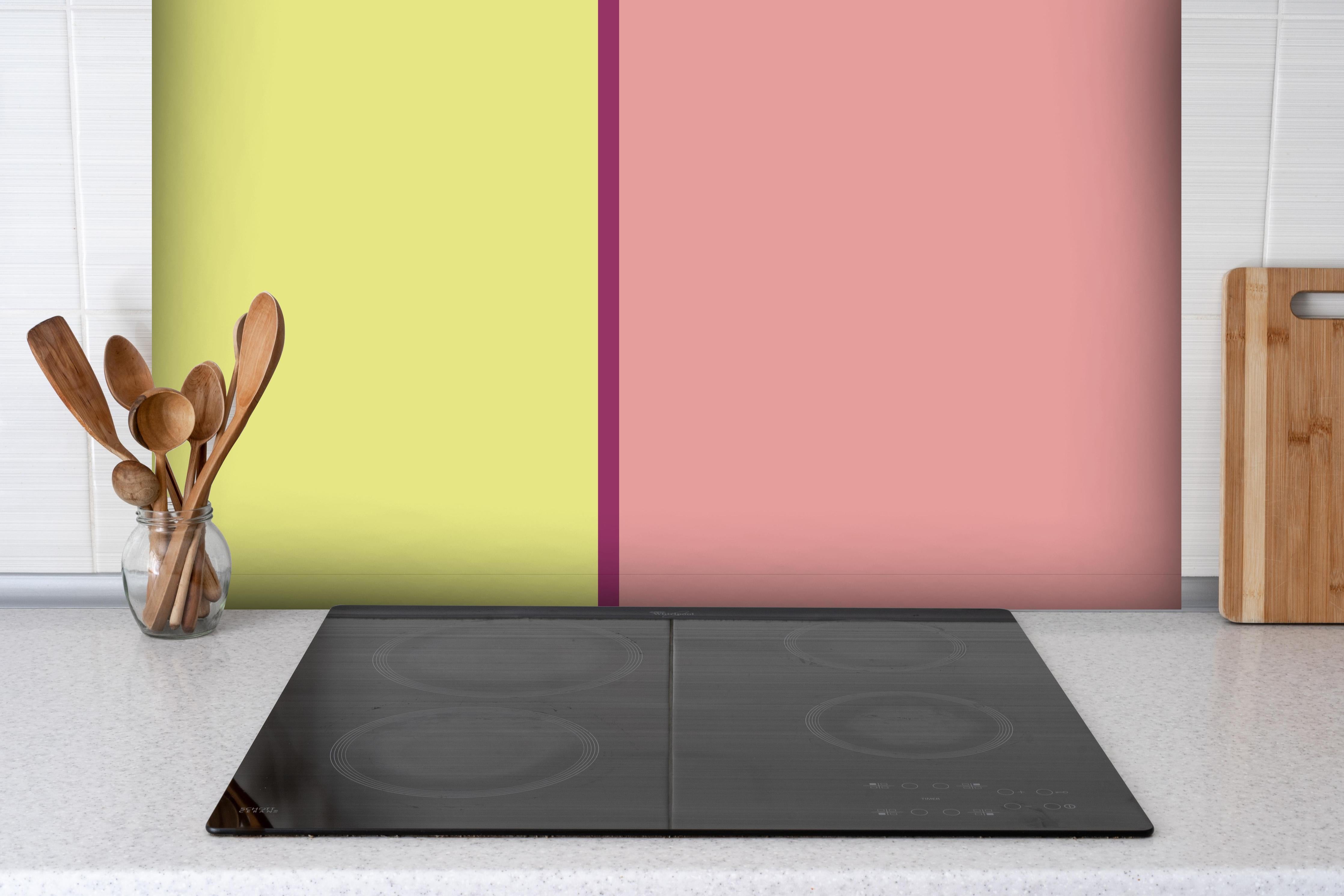 Spritzschutz - The Springs - Easy Vertikal - Tulip hinter einem Cerankochfeld zwischen Holz-Kochutensilien