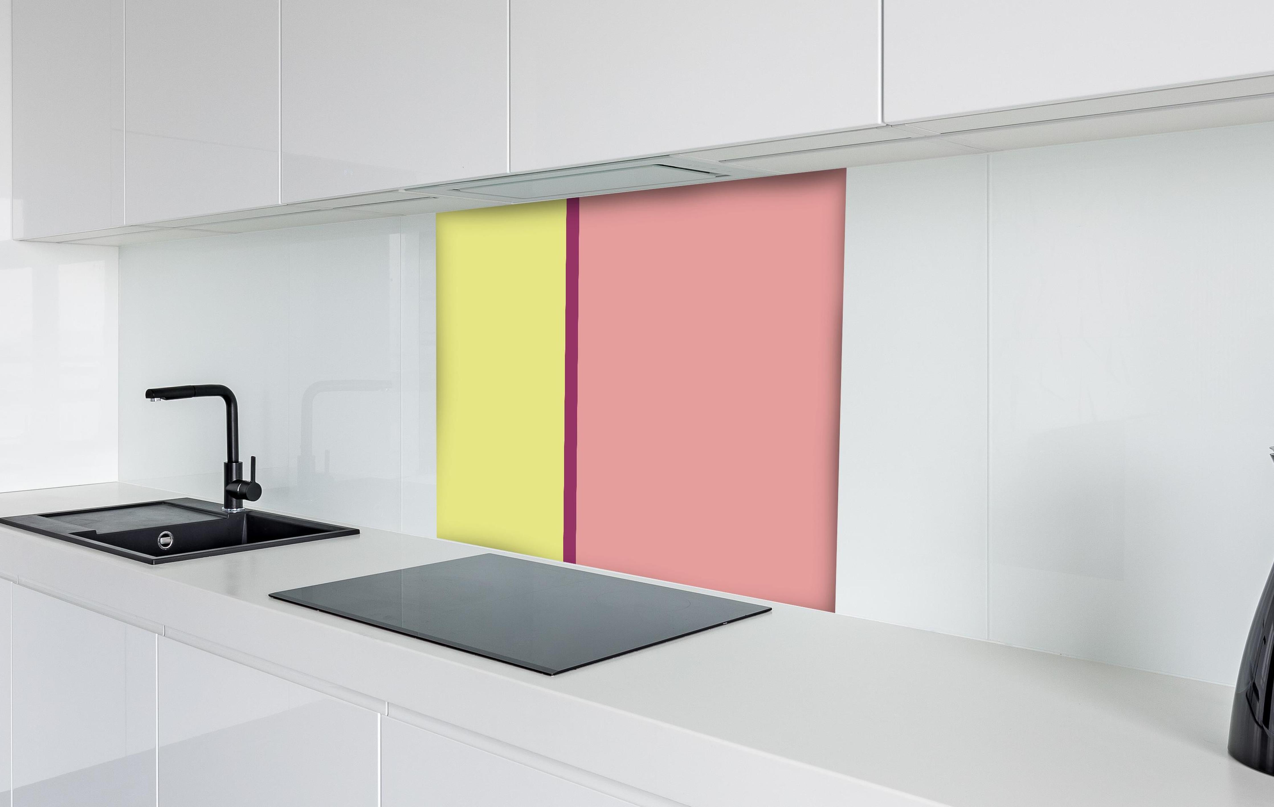 Spritzschutz - The Springs - Easy Vertikal - Tulip hinter einem Cerankochfeld zwischen Holz-Kochutensilien