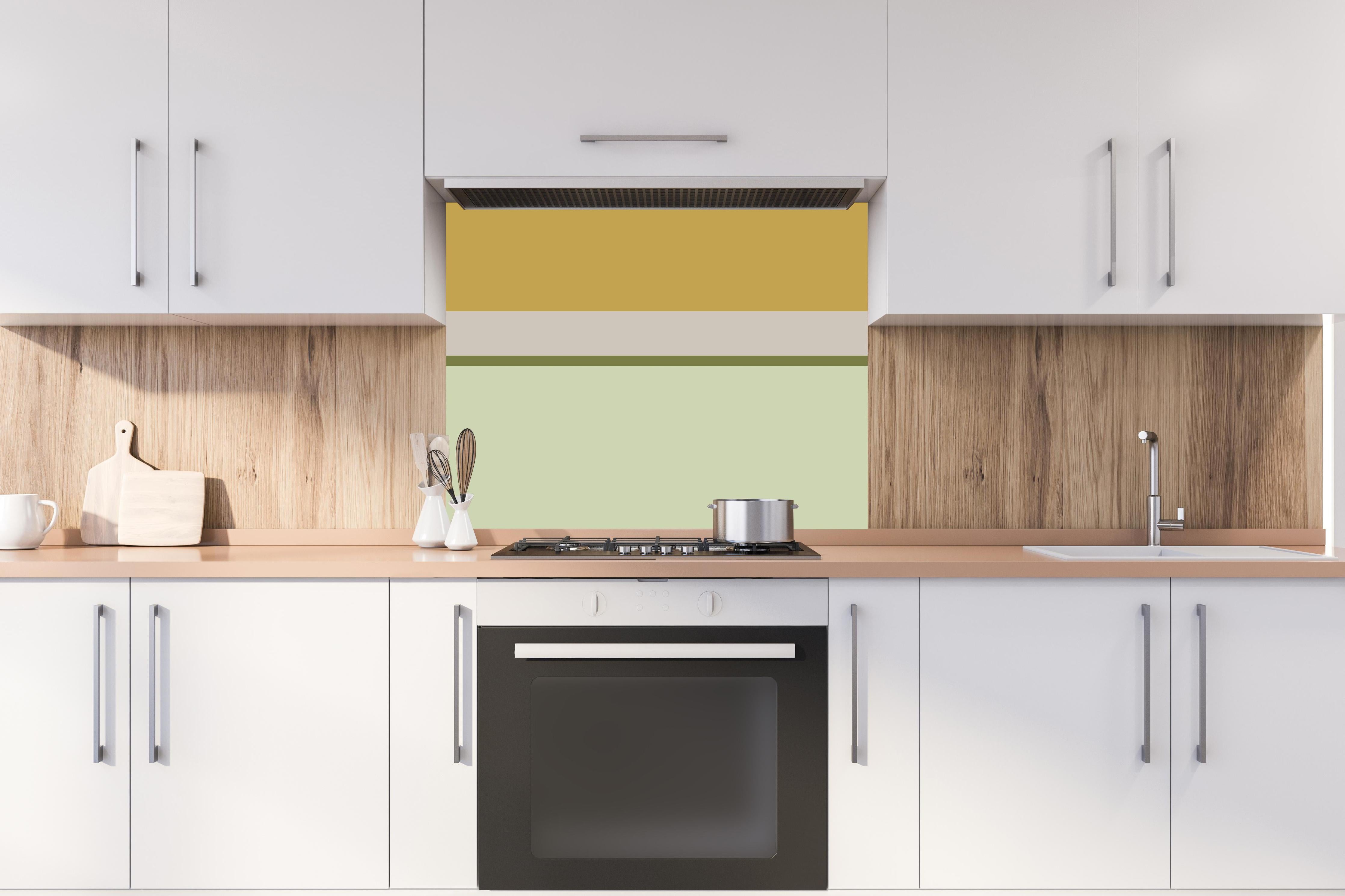 Spritzschutz - The Springs - Horizontal - Birch hinter einem Cerankochfeld zwischen Holz-Kochutensilien