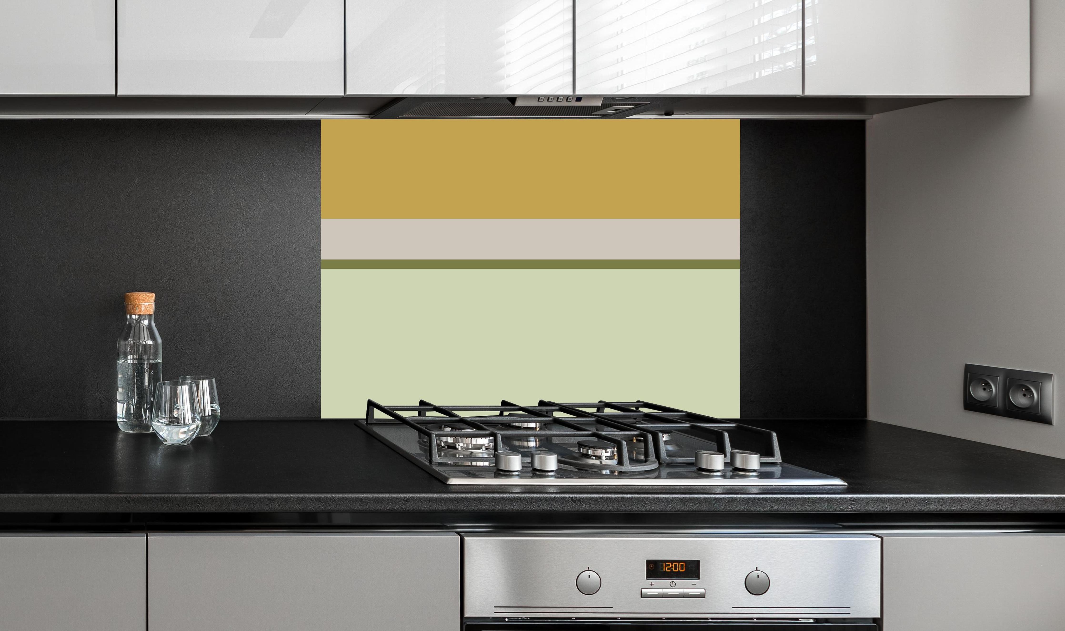 Spritzschutz - The Springs - Horizontal - Birch hinter einem Cerankochfeld zwischen Holz-Kochutensilien