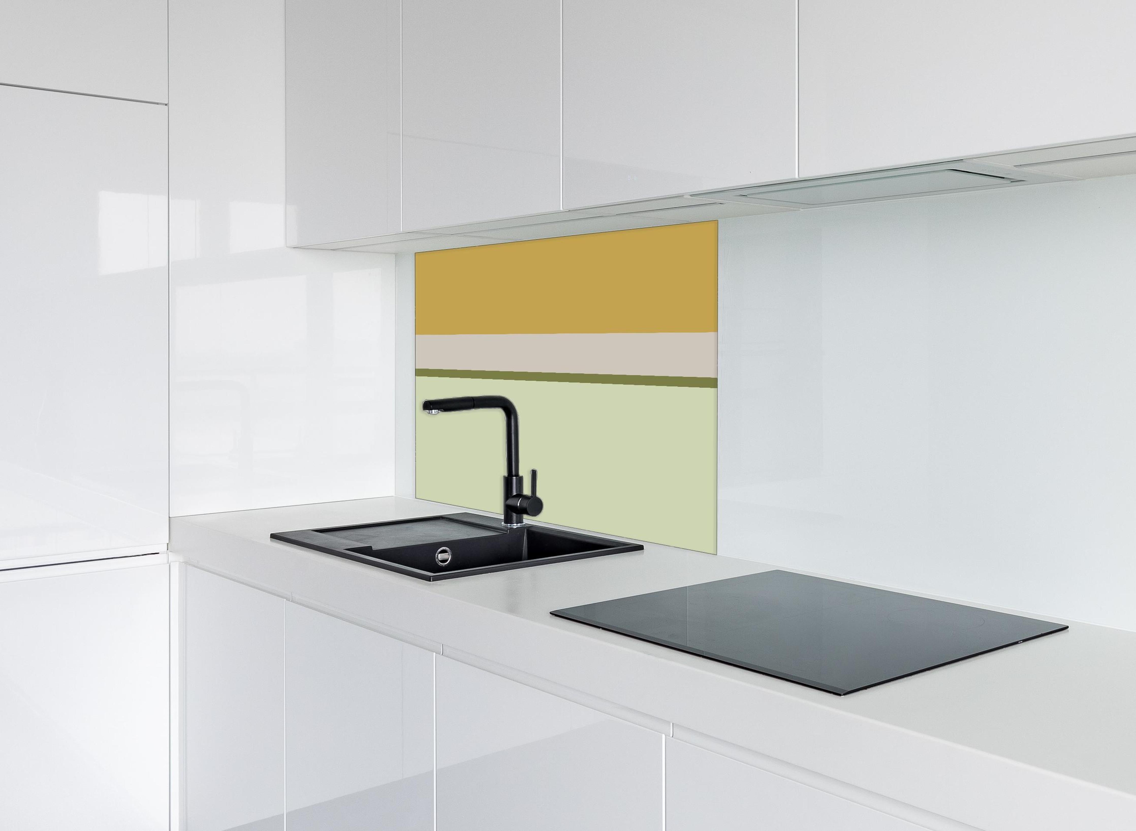 Spritzschutz - The Springs - Horizontal - Birch hinter einem Cerankochfeld zwischen Holz-Kochutensilien