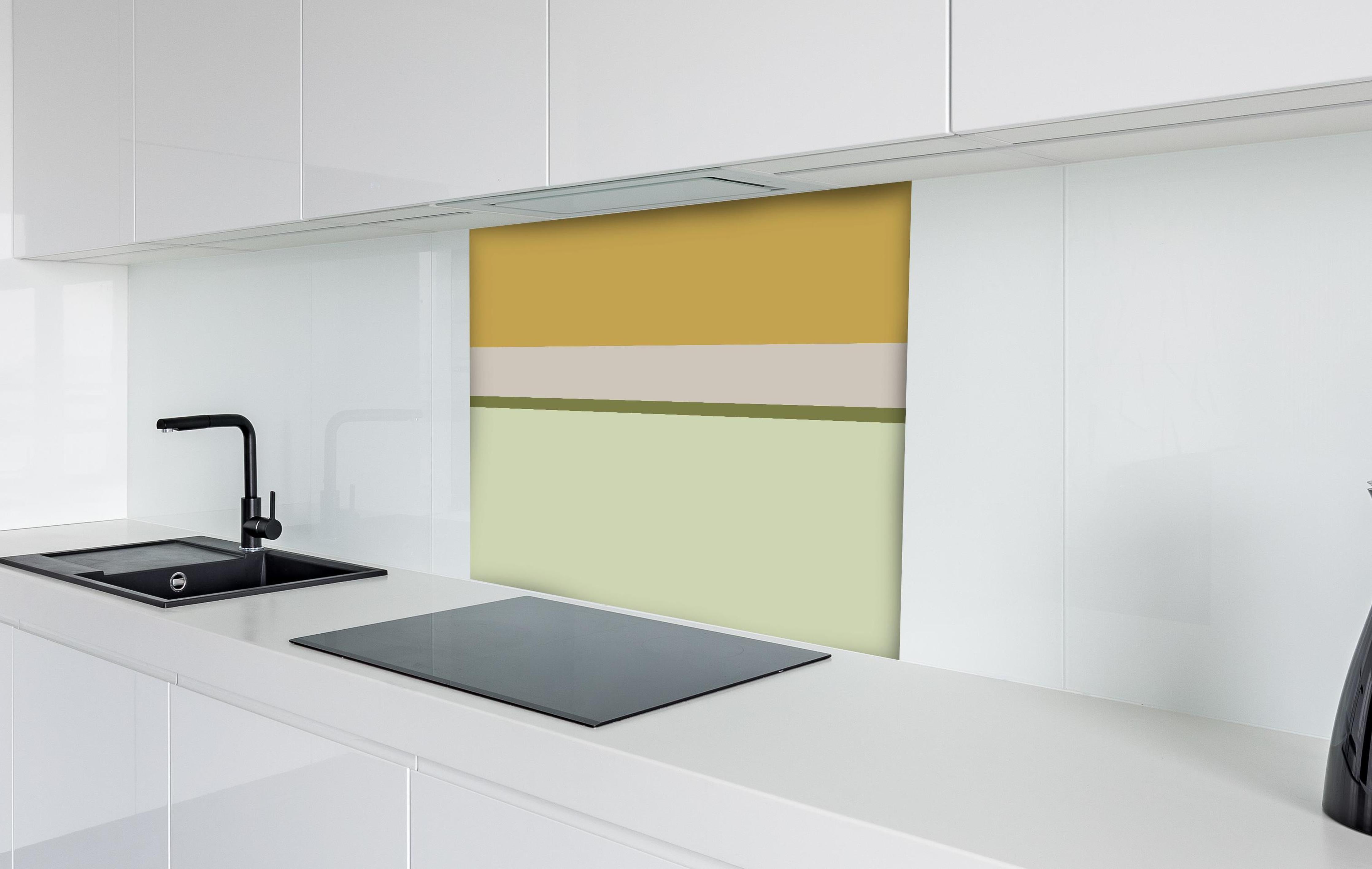 Spritzschutz - The Springs - Horizontal - Birch hinter einem Cerankochfeld zwischen Holz-Kochutensilien