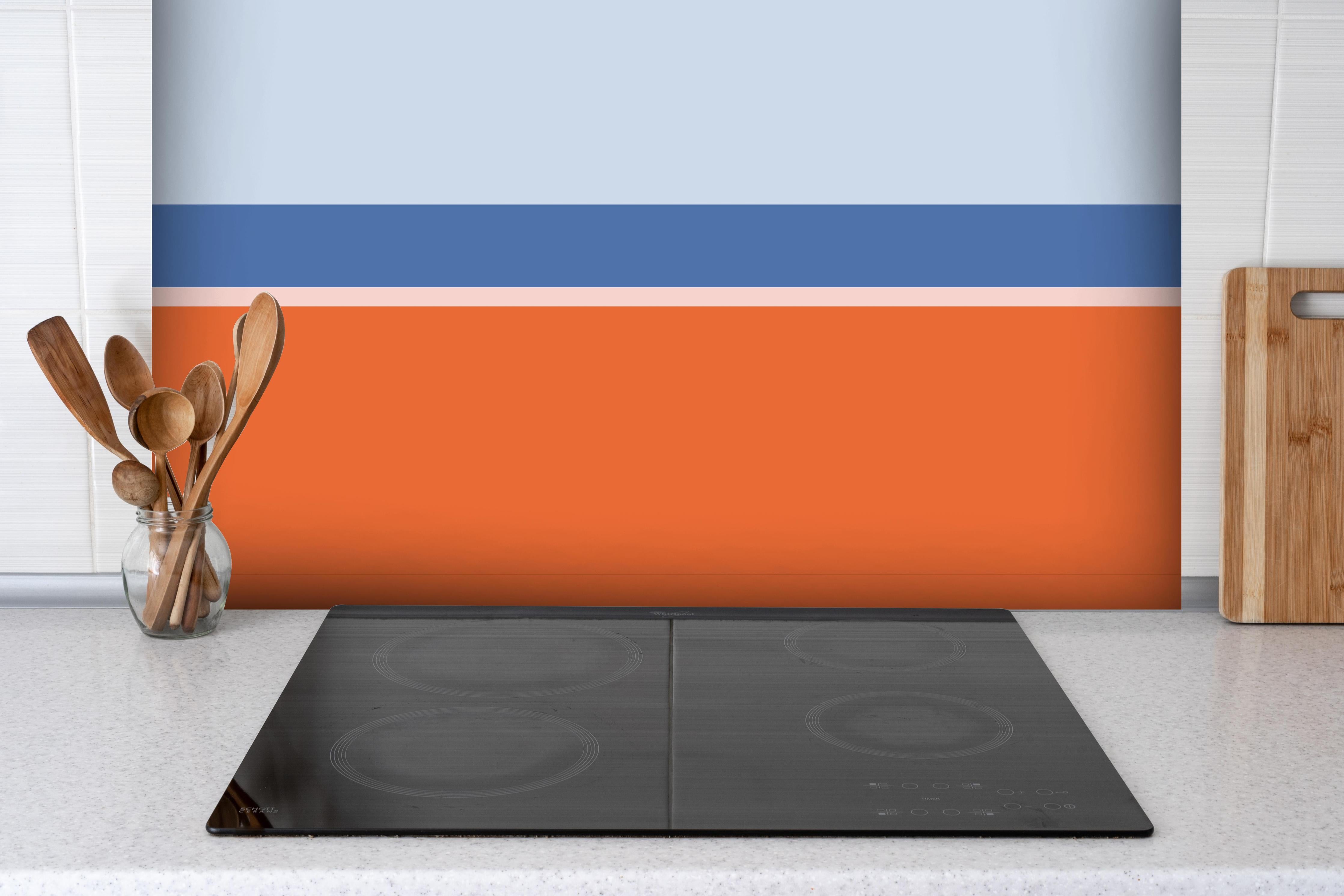 Spritzschutz - The Springs - Horizontal - Crocus hinter einem Cerankochfeld zwischen Holz-Kochutensilien