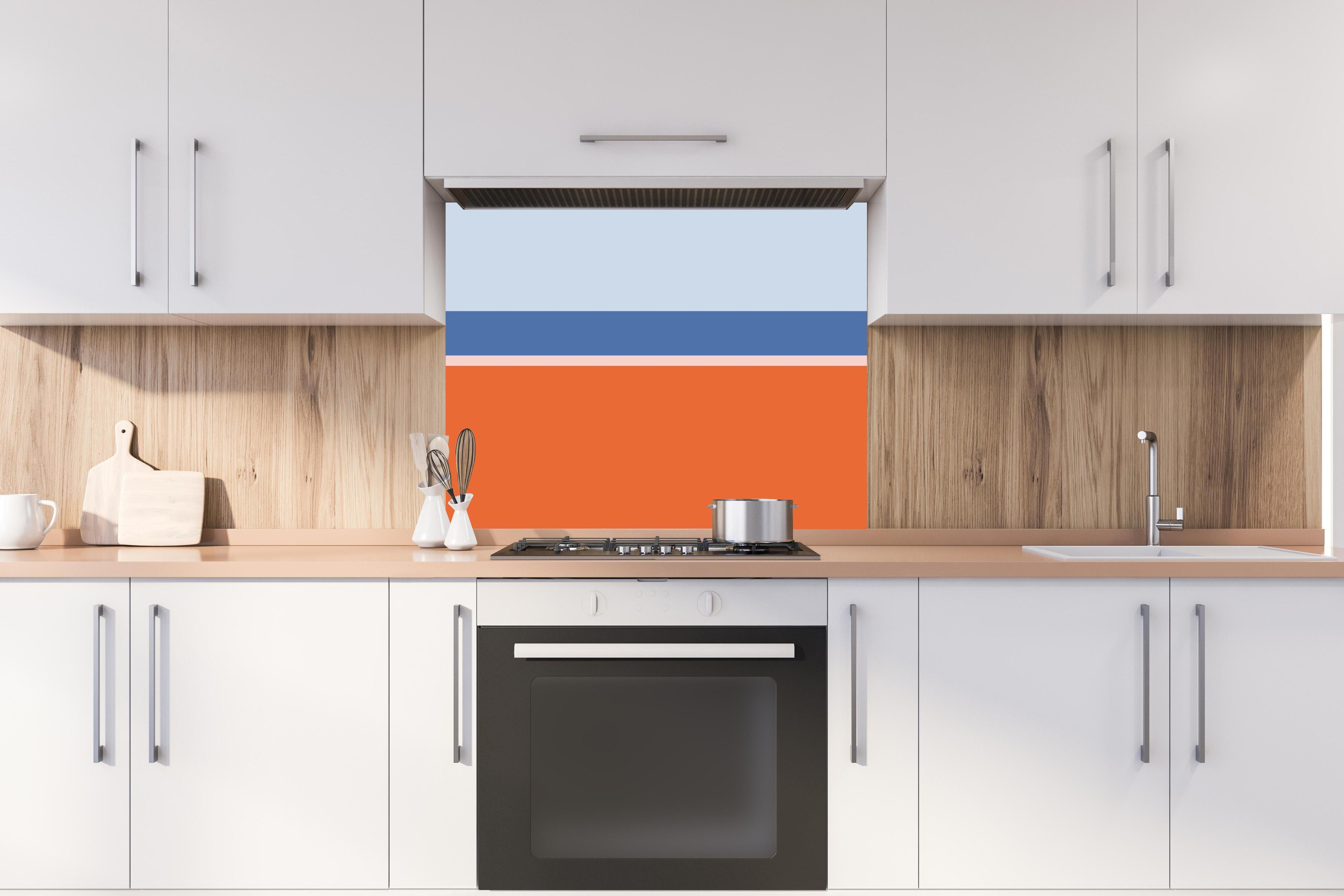 Spritzschutz - The Springs - Horizontal - Crocus hinter einem Cerankochfeld zwischen Holz-Kochutensilien