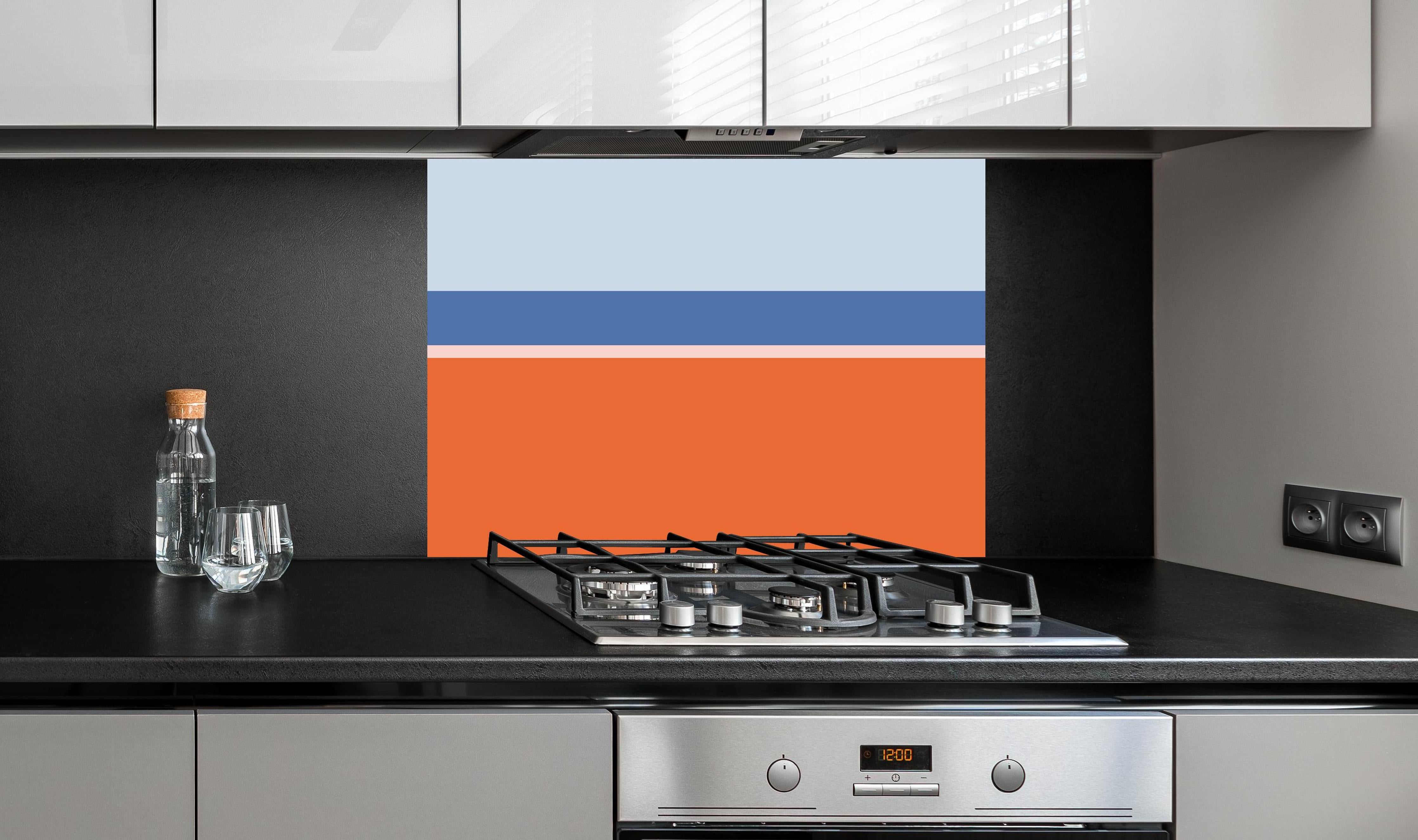 Spritzschutz - The Springs - Horizontal - Crocus hinter einem Cerankochfeld zwischen Holz-Kochutensilien