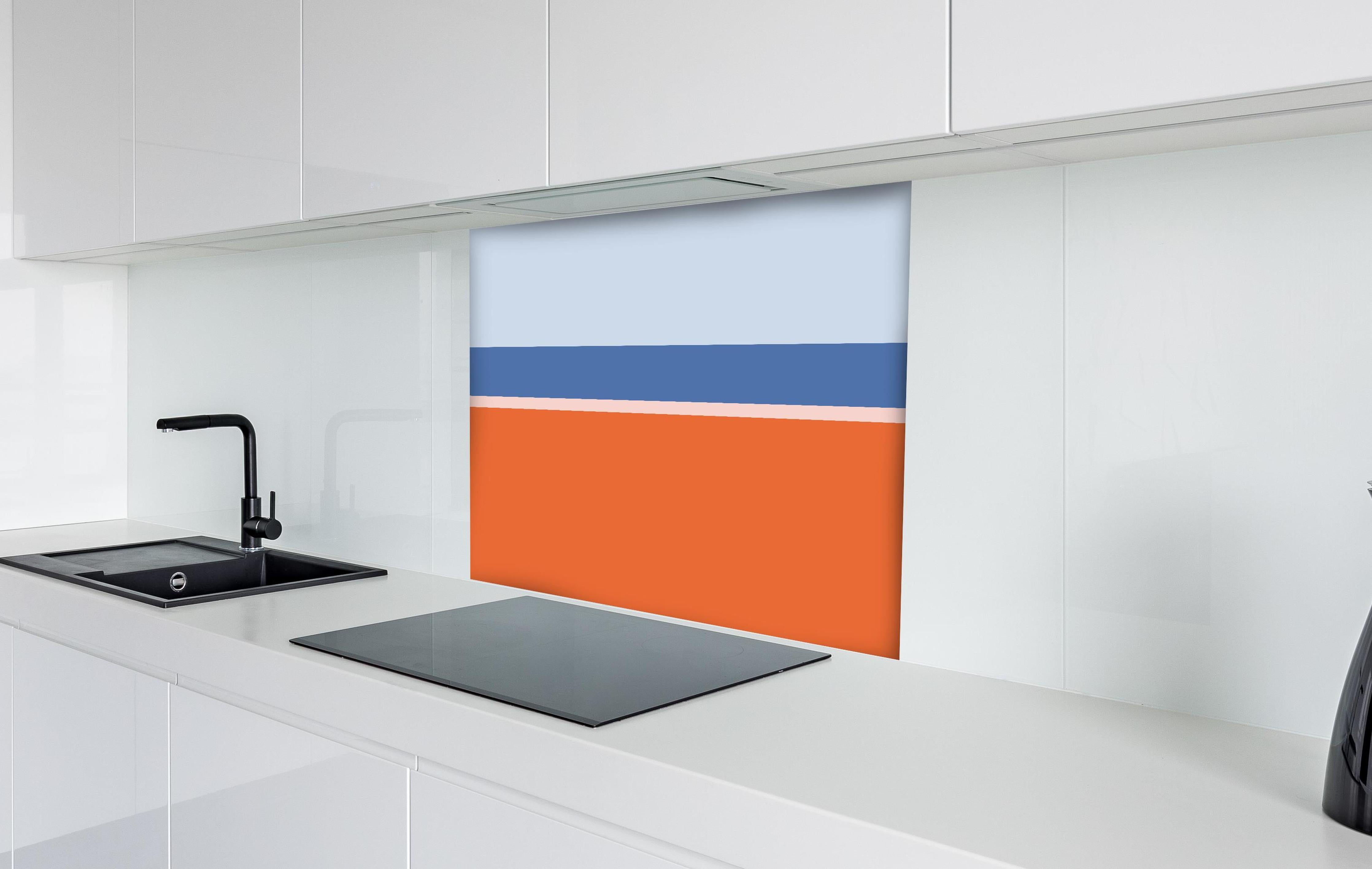 Spritzschutz - The Springs - Horizontal - Crocus hinter einem Cerankochfeld zwischen Holz-Kochutensilien