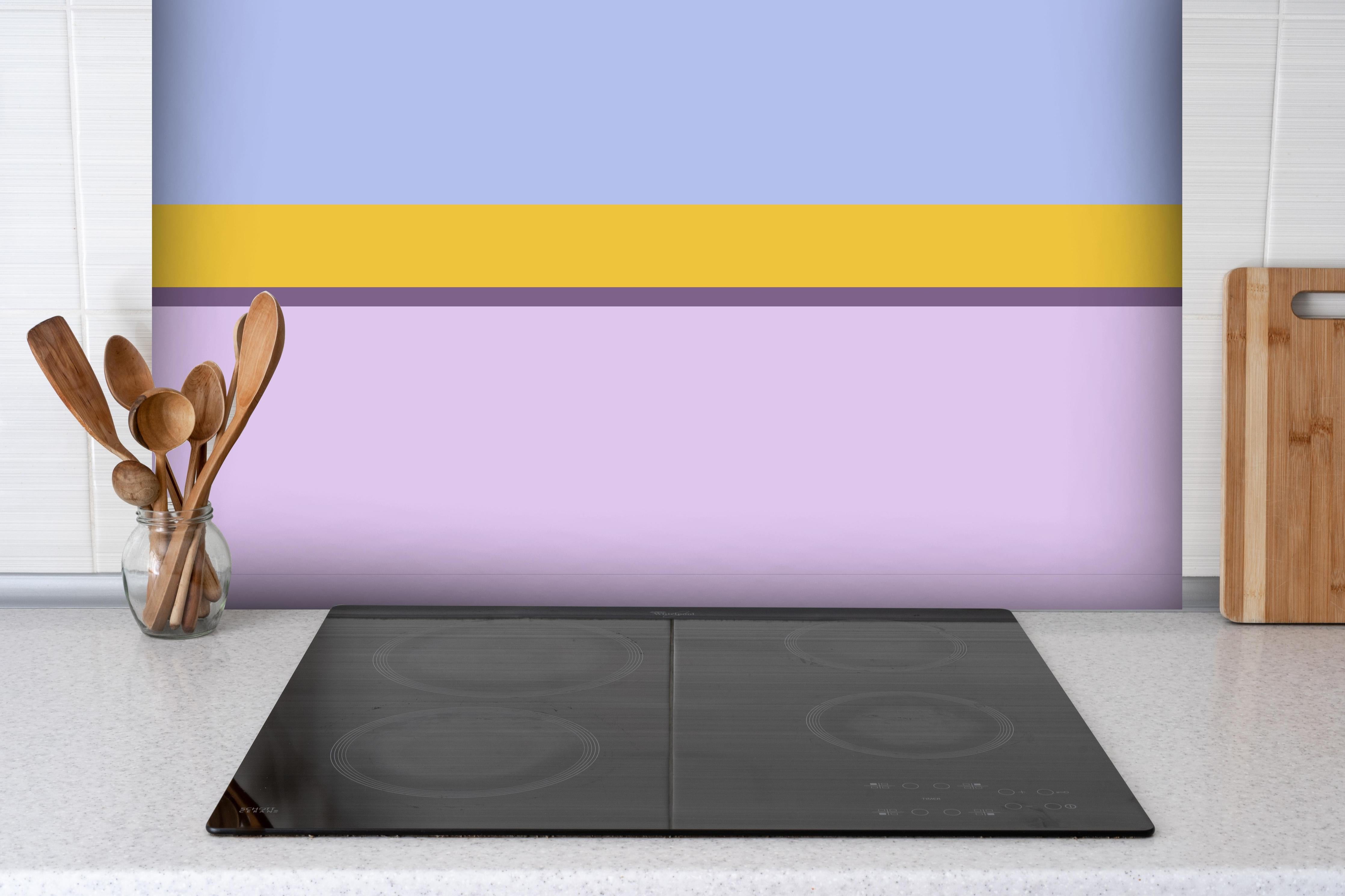 Spritzschutz - The Springs - Horizontal - Lilac hinter einem Cerankochfeld zwischen Holz-Kochutensilien