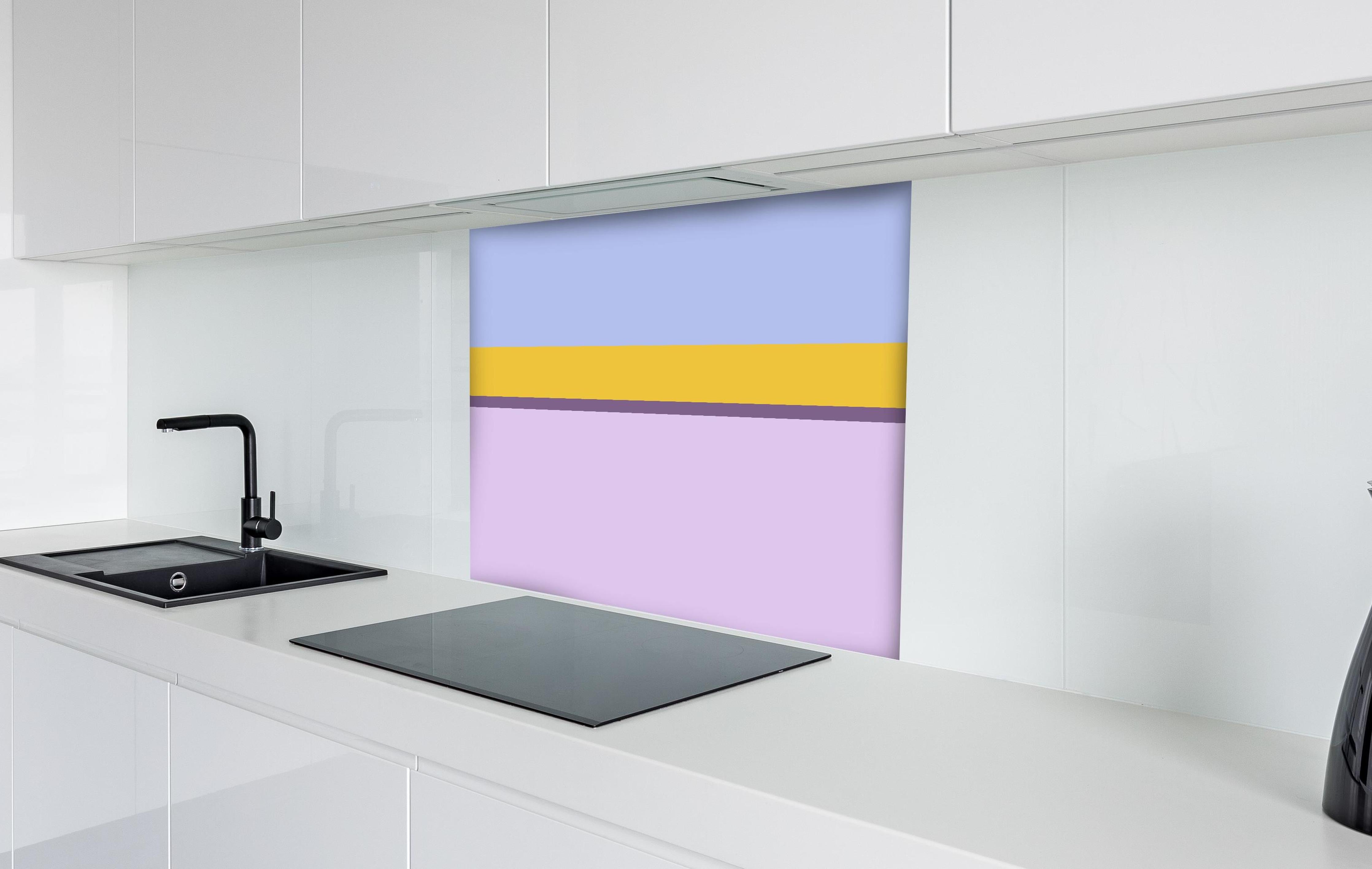 Spritzschutz - The Springs - Horizontal - Lilac hinter einem Cerankochfeld zwischen Holz-Kochutensilien