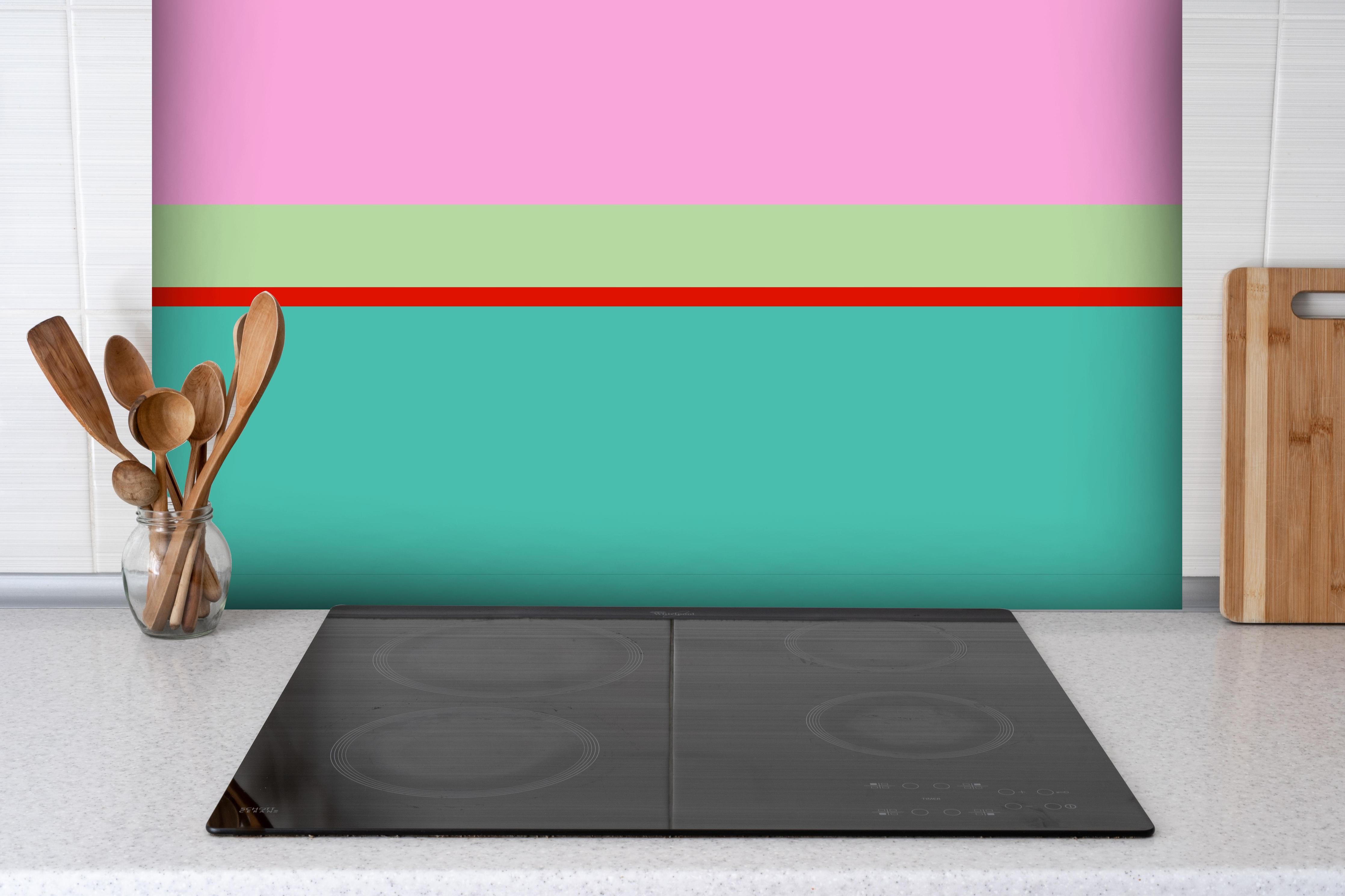 Spritzschutz - The Springs - Horizontal - Peony hinter einem Cerankochfeld zwischen Holz-Kochutensilien