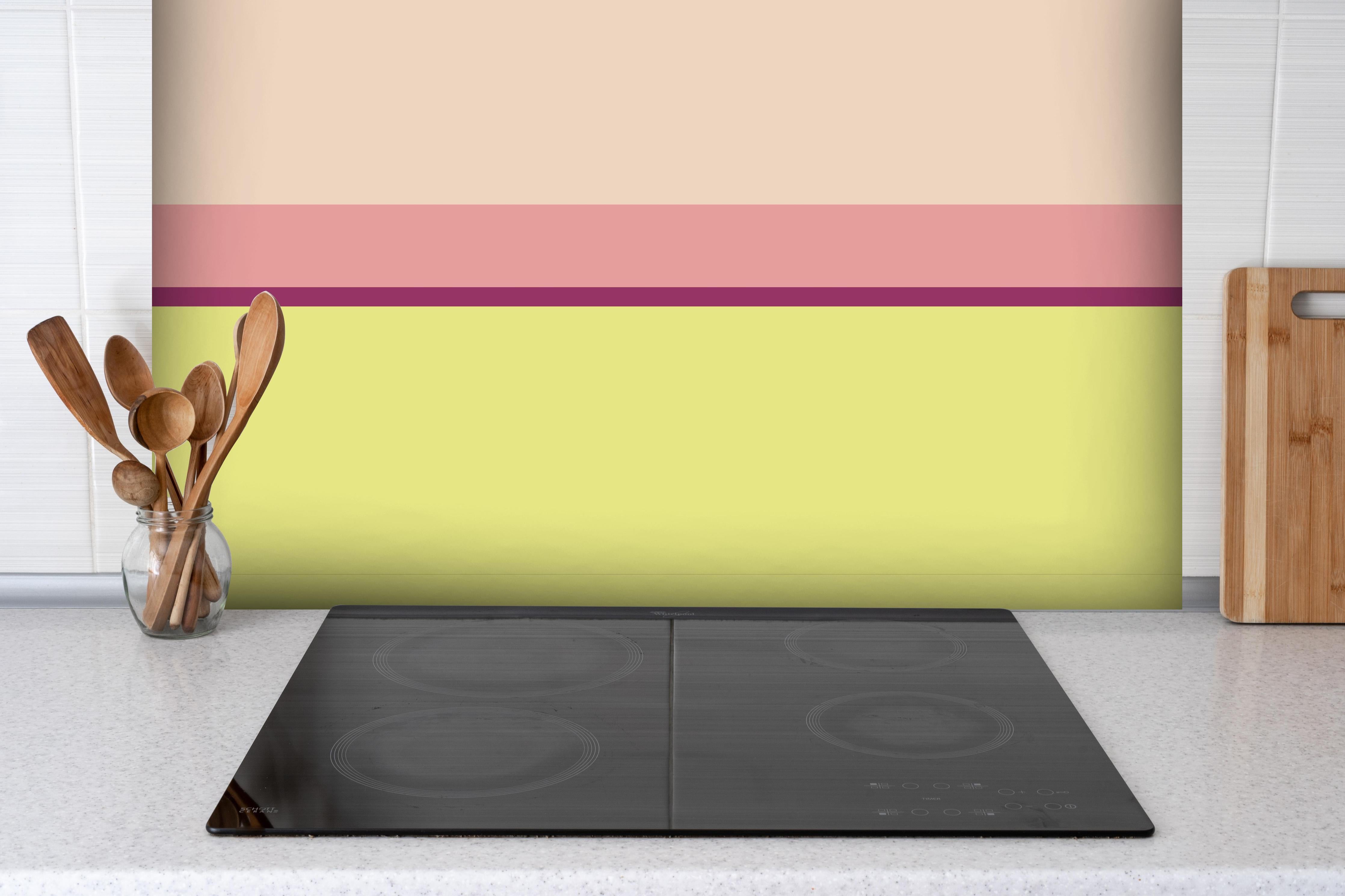 Spritzschutz - The Springs - Horizontal - Tulip hinter einem Cerankochfeld zwischen Holz-Kochutensilien