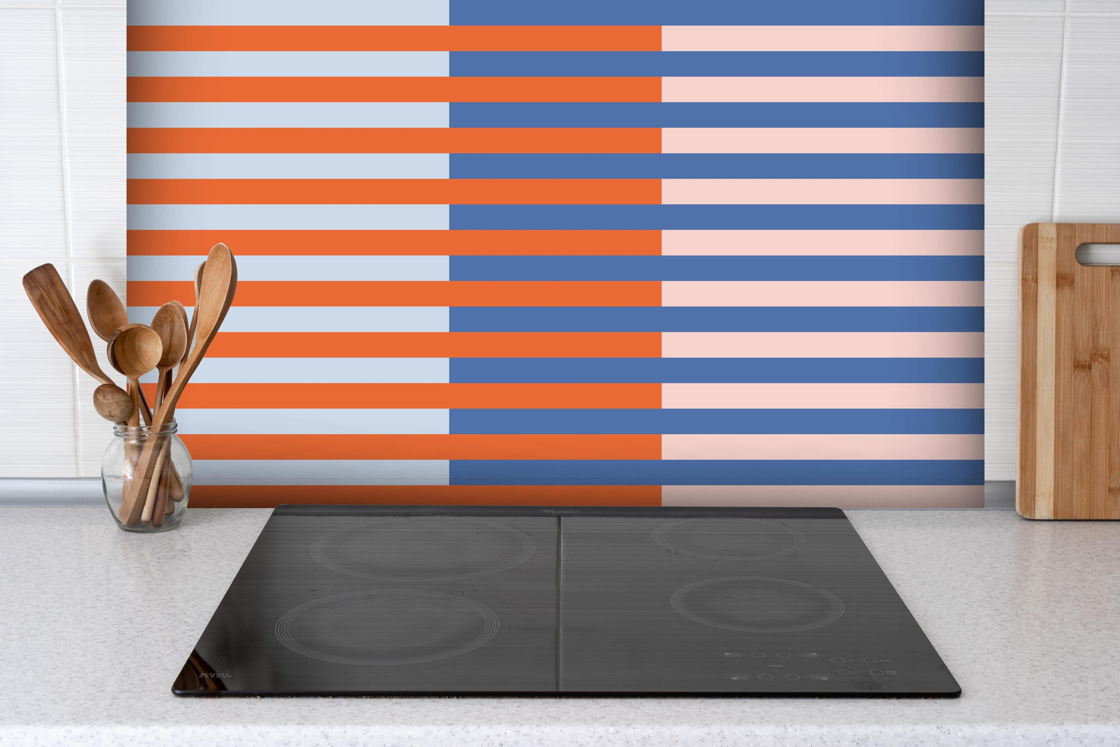 Spritzschutz - The Springs - Multy Stripes - Crocus hinter einem Cerankochfeld zwischen Holz-Kochutensilien