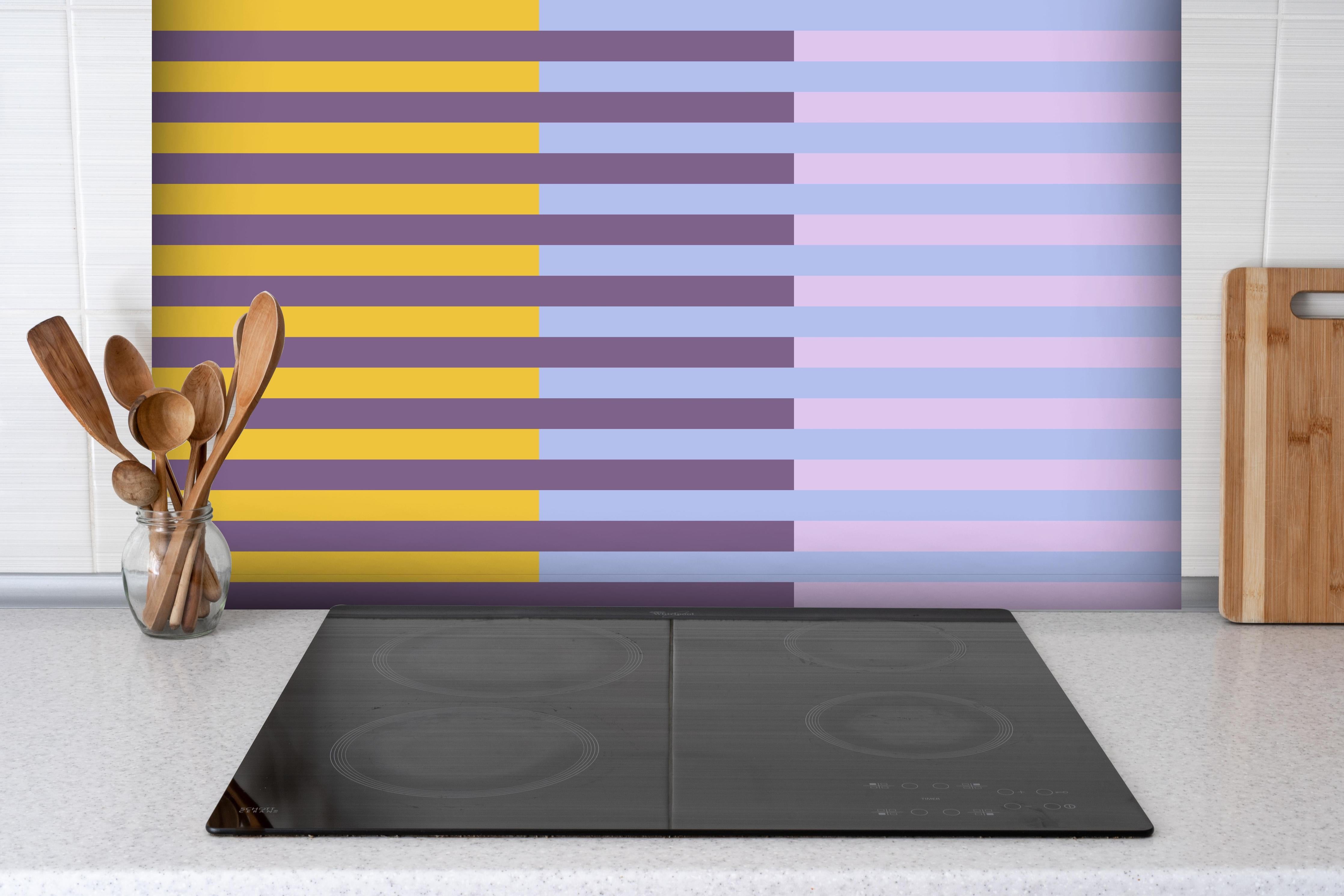 Spritzschutz - The Springs - Multy Stripes - Lilac hinter einem Cerankochfeld zwischen Holz-Kochutensilien