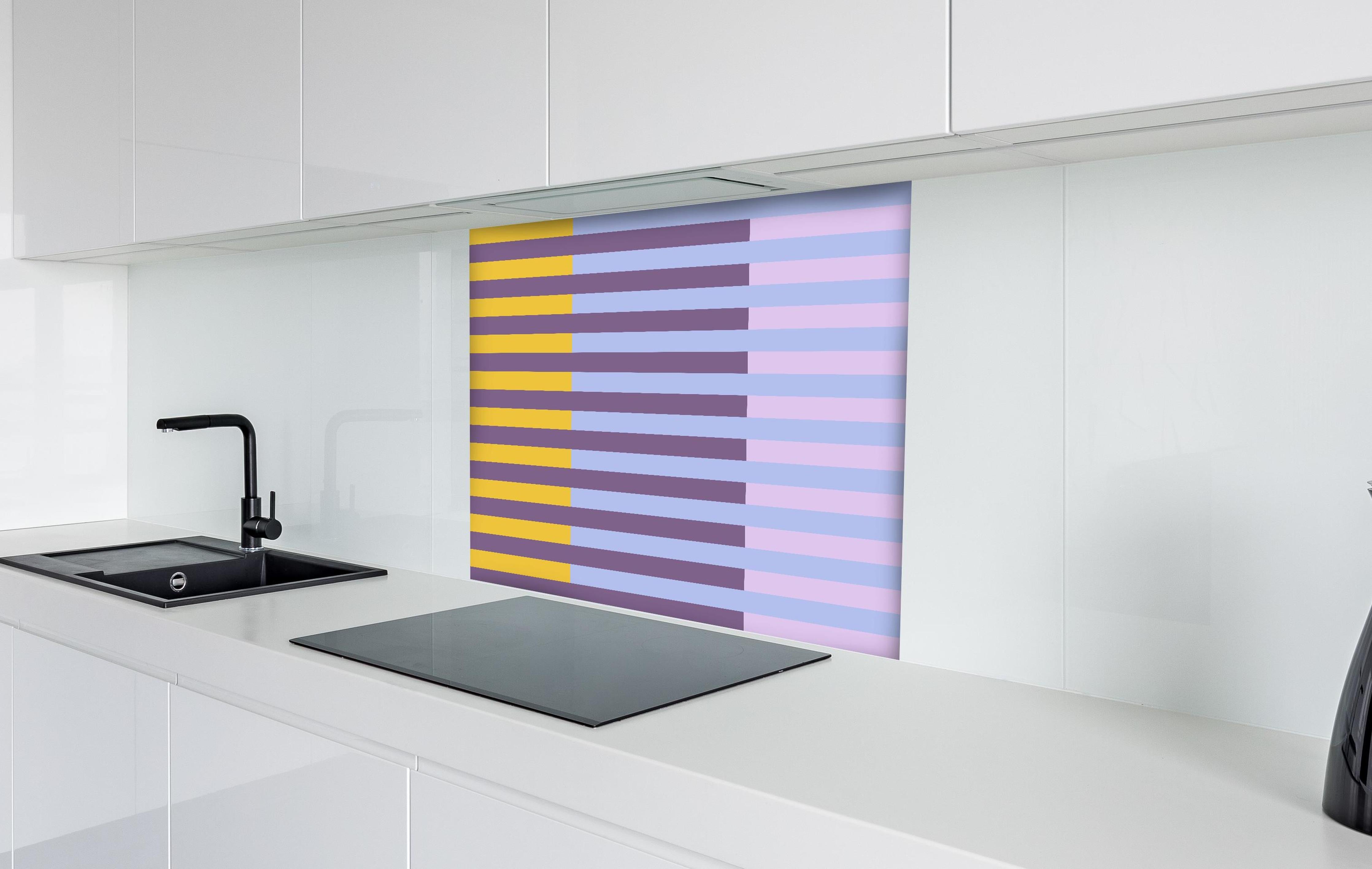 Spritzschutz - The Springs - Multy Stripes - Lilac hinter einem Cerankochfeld zwischen Holz-Kochutensilien