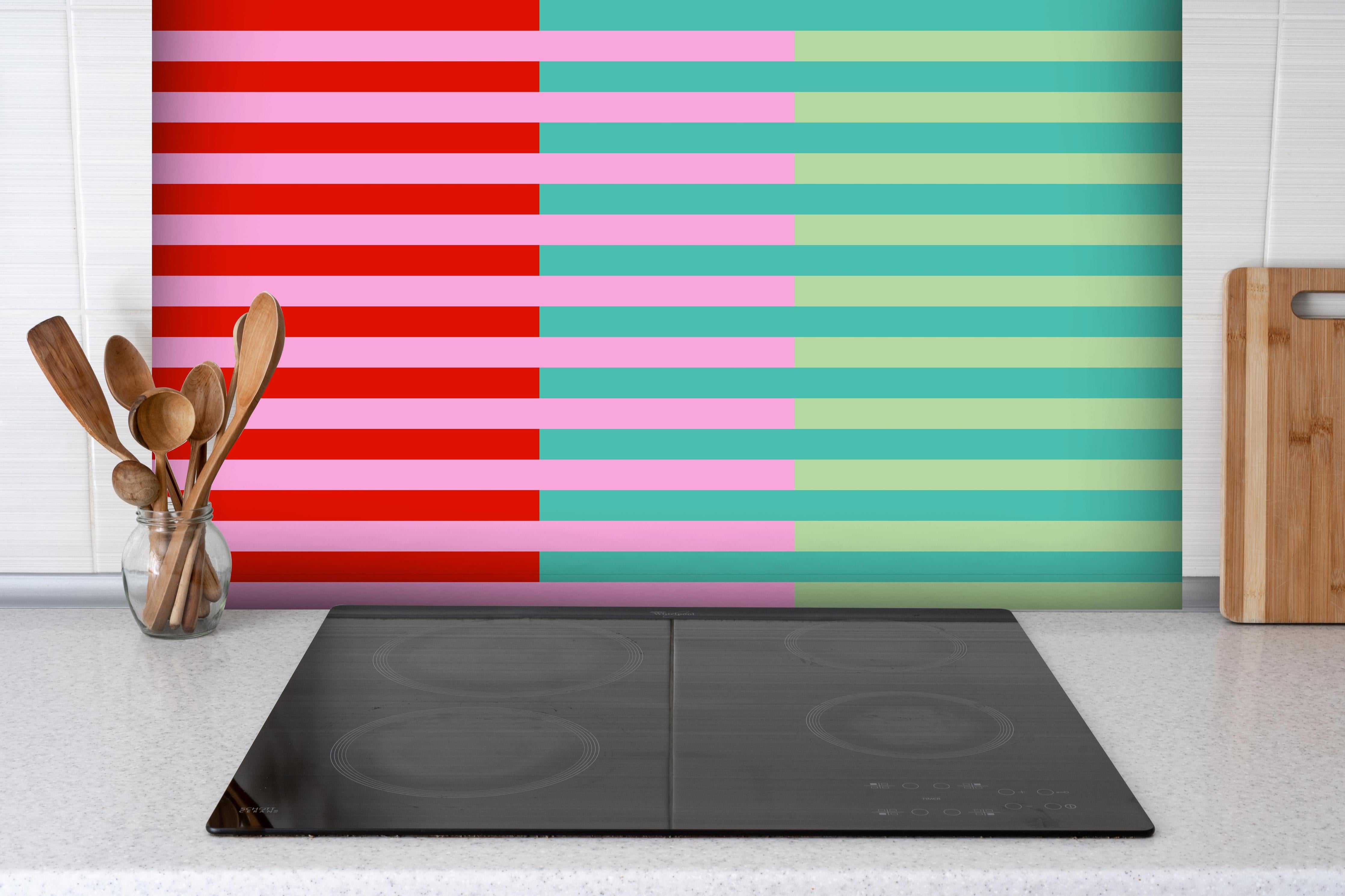 Spritzschutz - The Springs - Multy Stripes - Peony hinter einem Cerankochfeld zwischen Holz-Kochutensilien