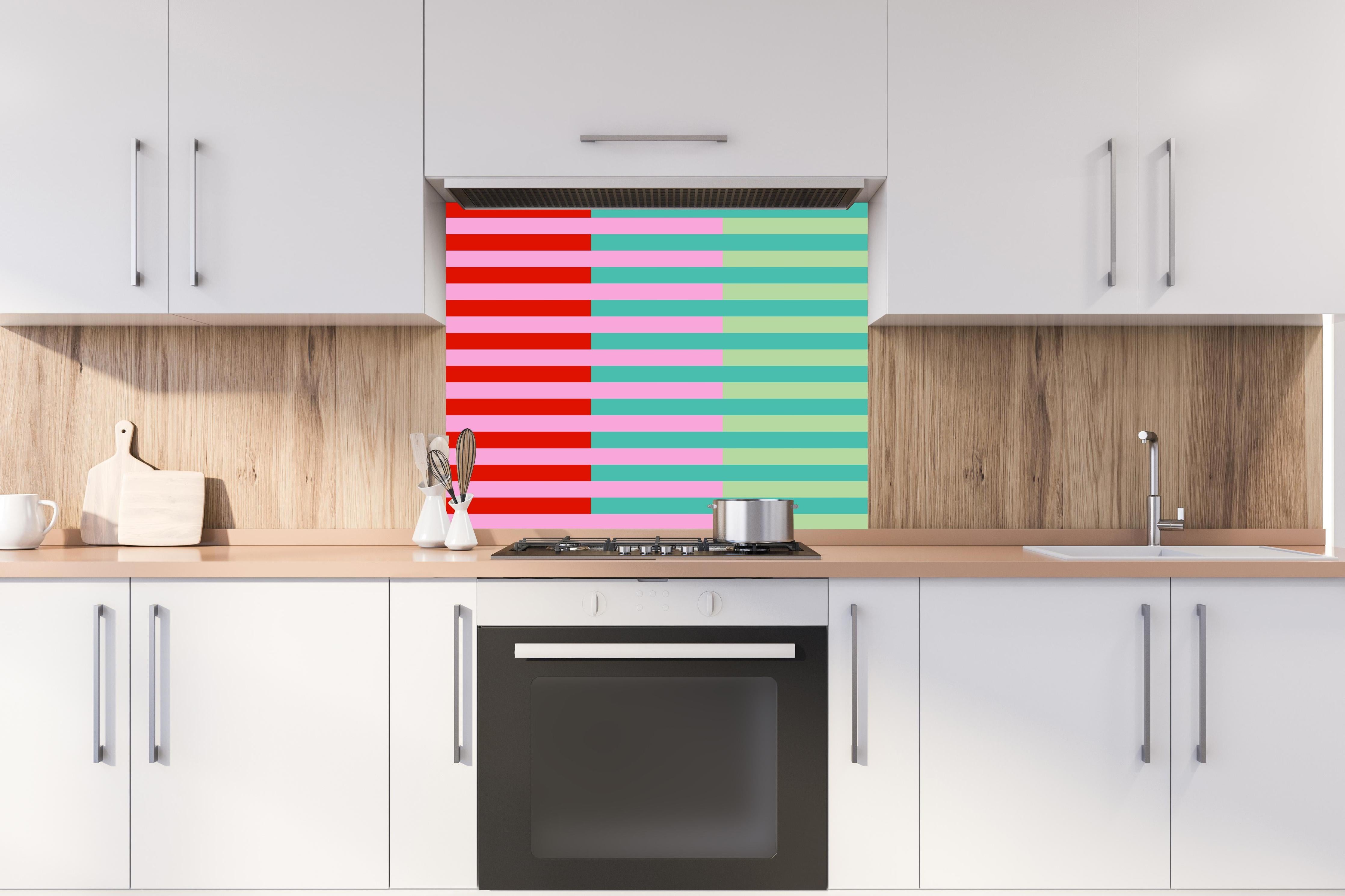 Spritzschutz - The Springs - Multy Stripes - Peony hinter einem Cerankochfeld zwischen Holz-Kochutensilien