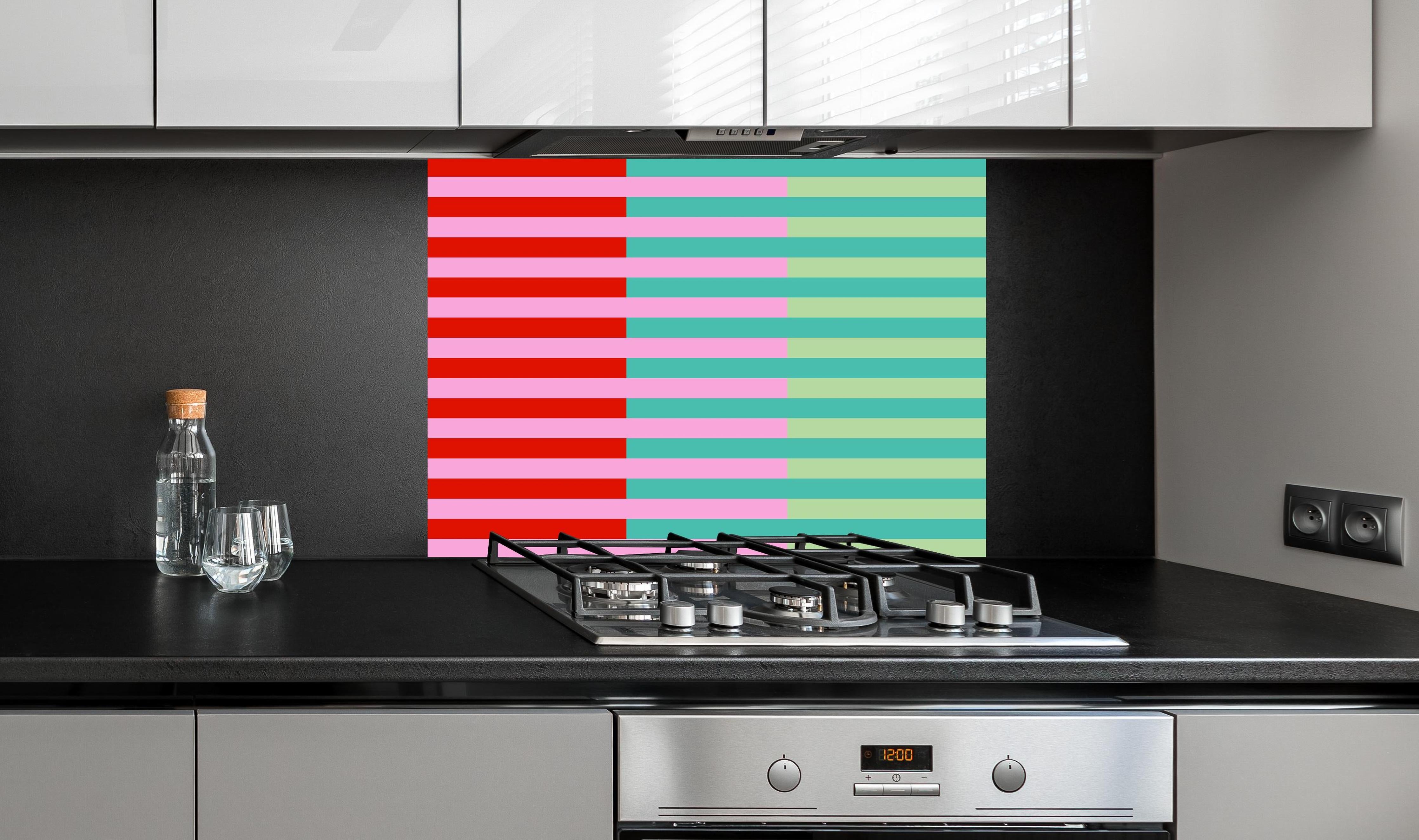 Spritzschutz - The Springs - Multy Stripes - Peony hinter einem Cerankochfeld zwischen Holz-Kochutensilien