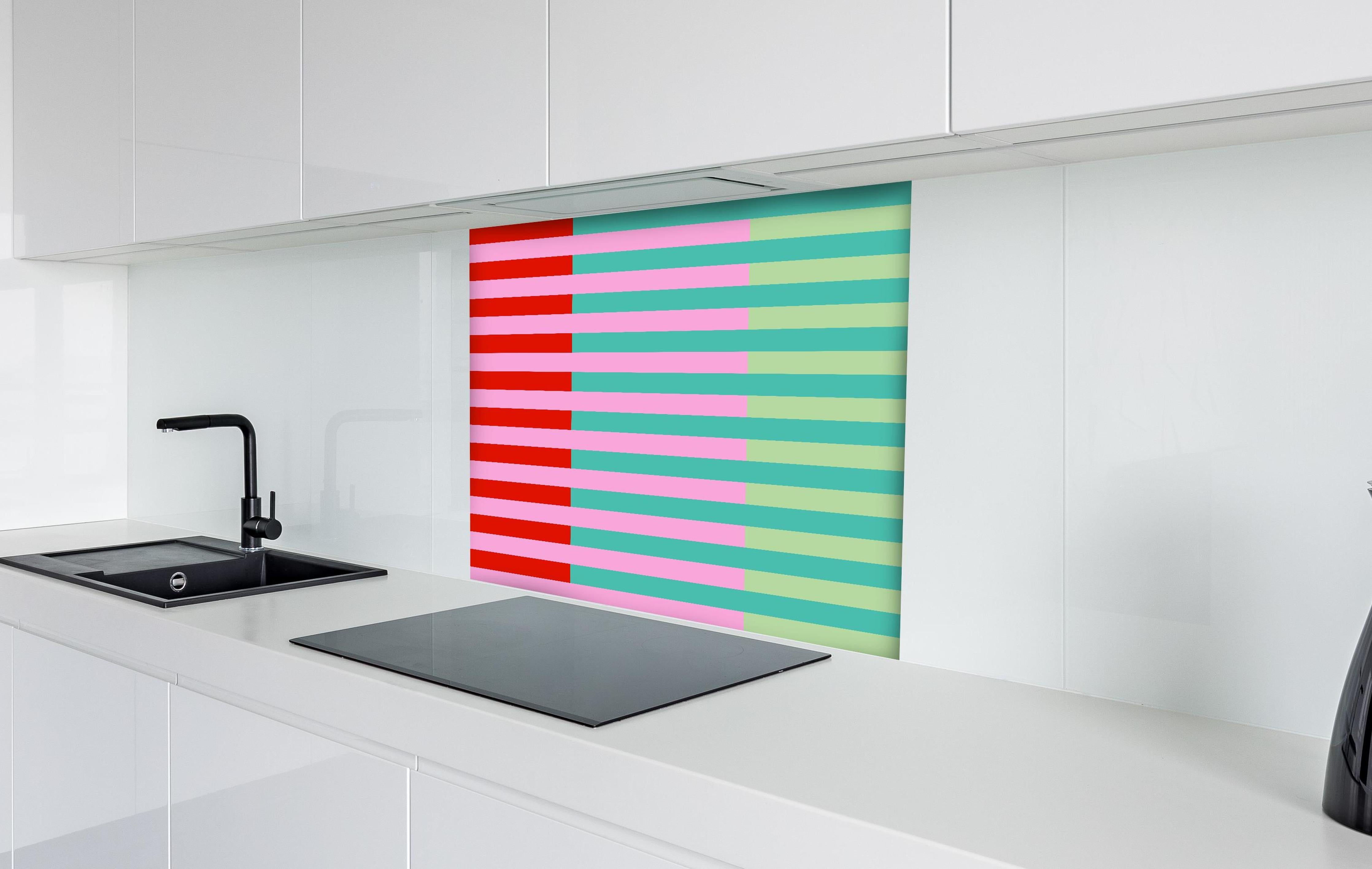 Spritzschutz - The Springs - Multy Stripes - Peony hinter einem Cerankochfeld zwischen Holz-Kochutensilien