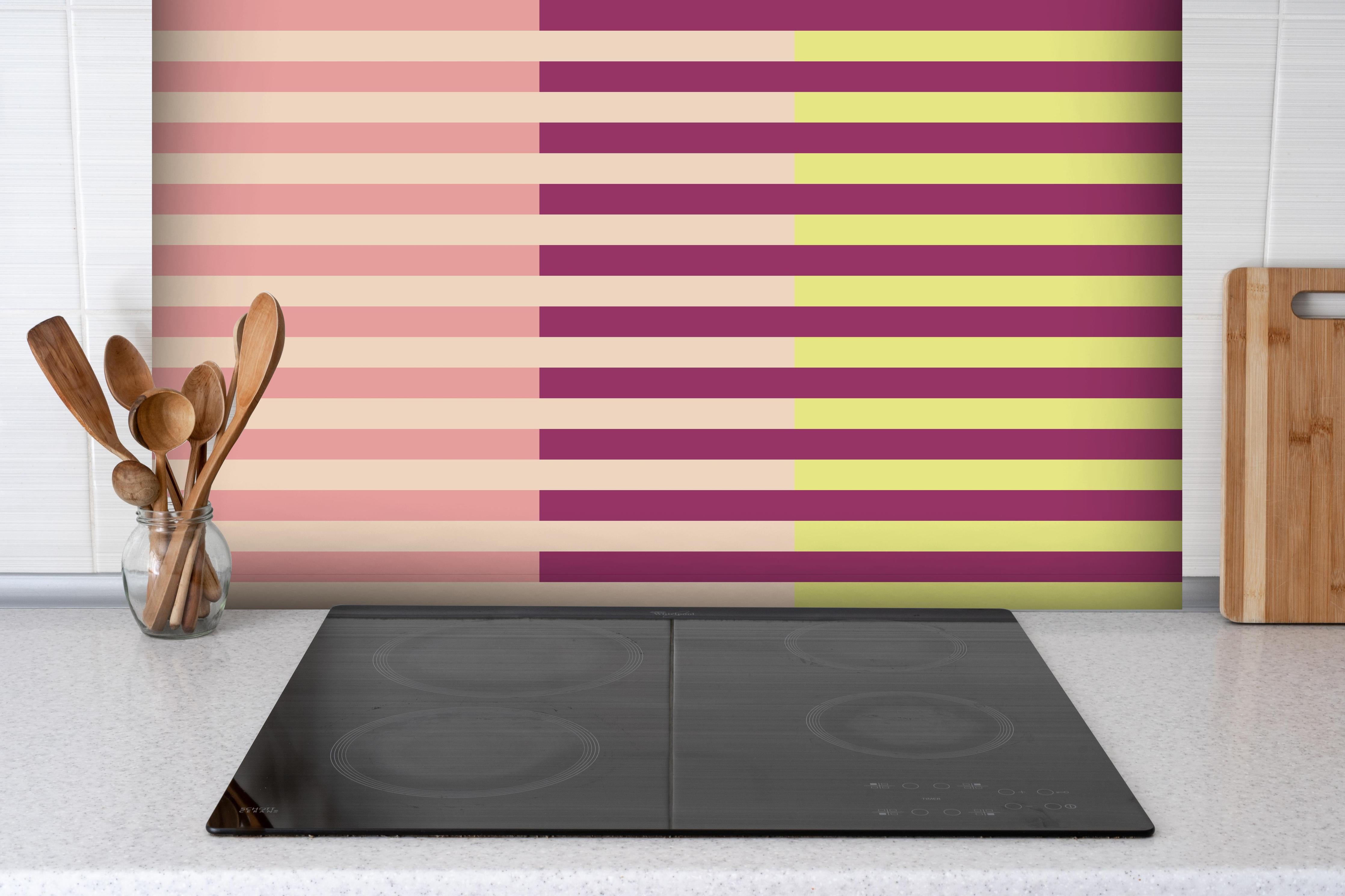 Spritzschutz - The Springs - Multy Stripes - Tulip hinter einem Cerankochfeld zwischen Holz-Kochutensilien