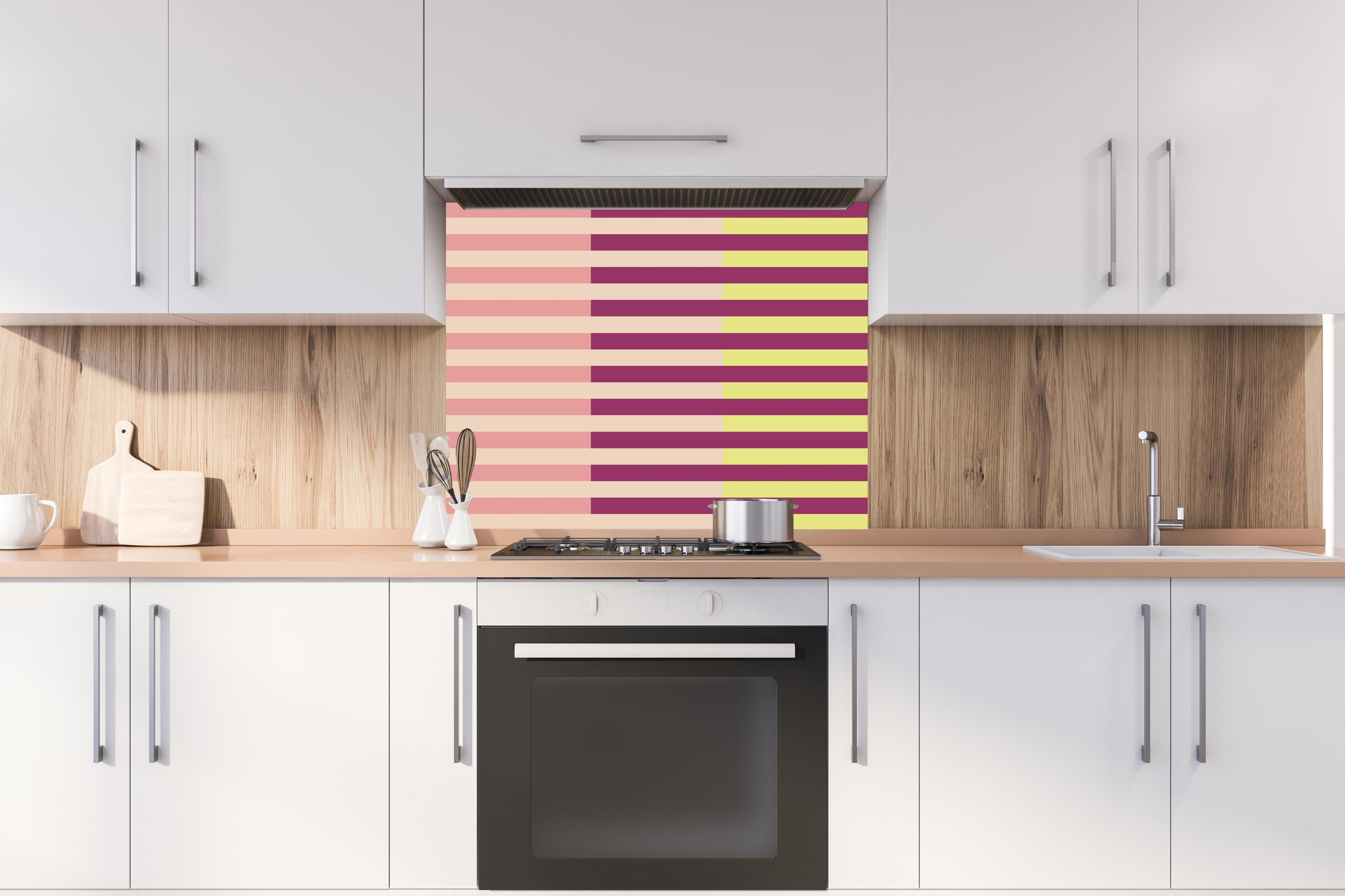 Spritzschutz - The Springs - Multy Stripes - Tulip hinter einem Cerankochfeld zwischen Holz-Kochutensilien