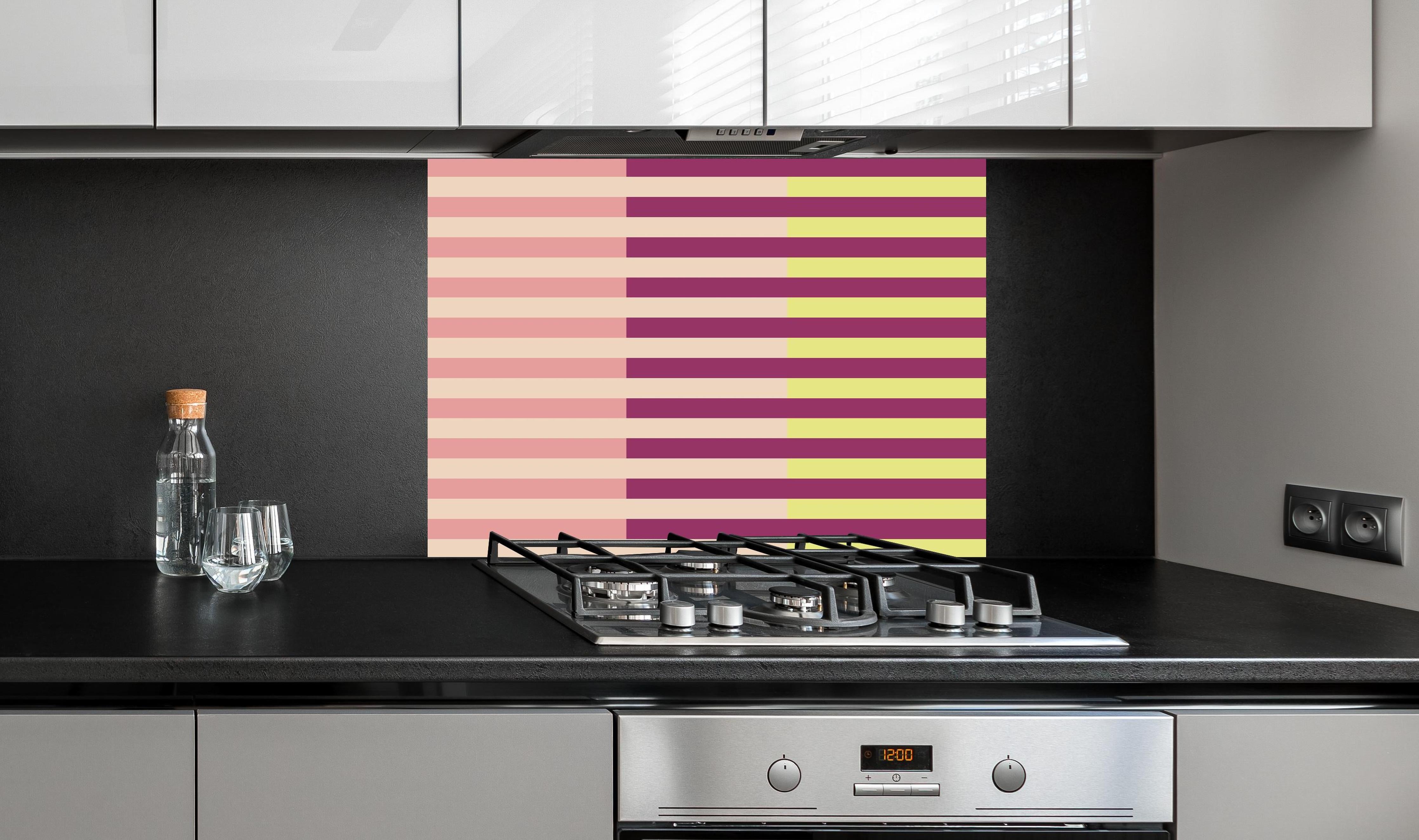 Spritzschutz - The Springs - Multy Stripes - Tulip hinter einem Cerankochfeld zwischen Holz-Kochutensilien