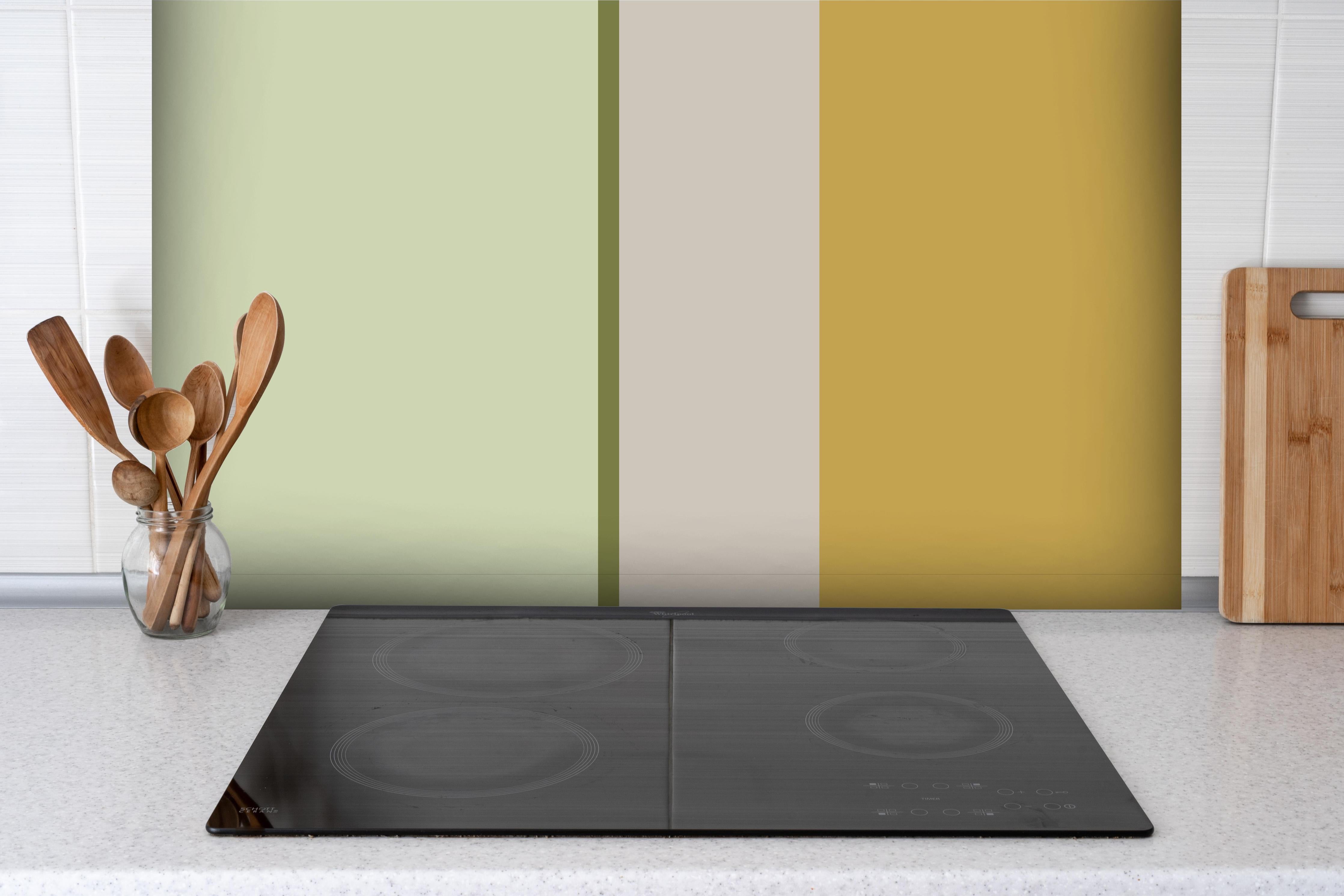 Spritzschutz - The Springs - Vertikal - Birch hinter einem Cerankochfeld zwischen Holz-Kochutensilien