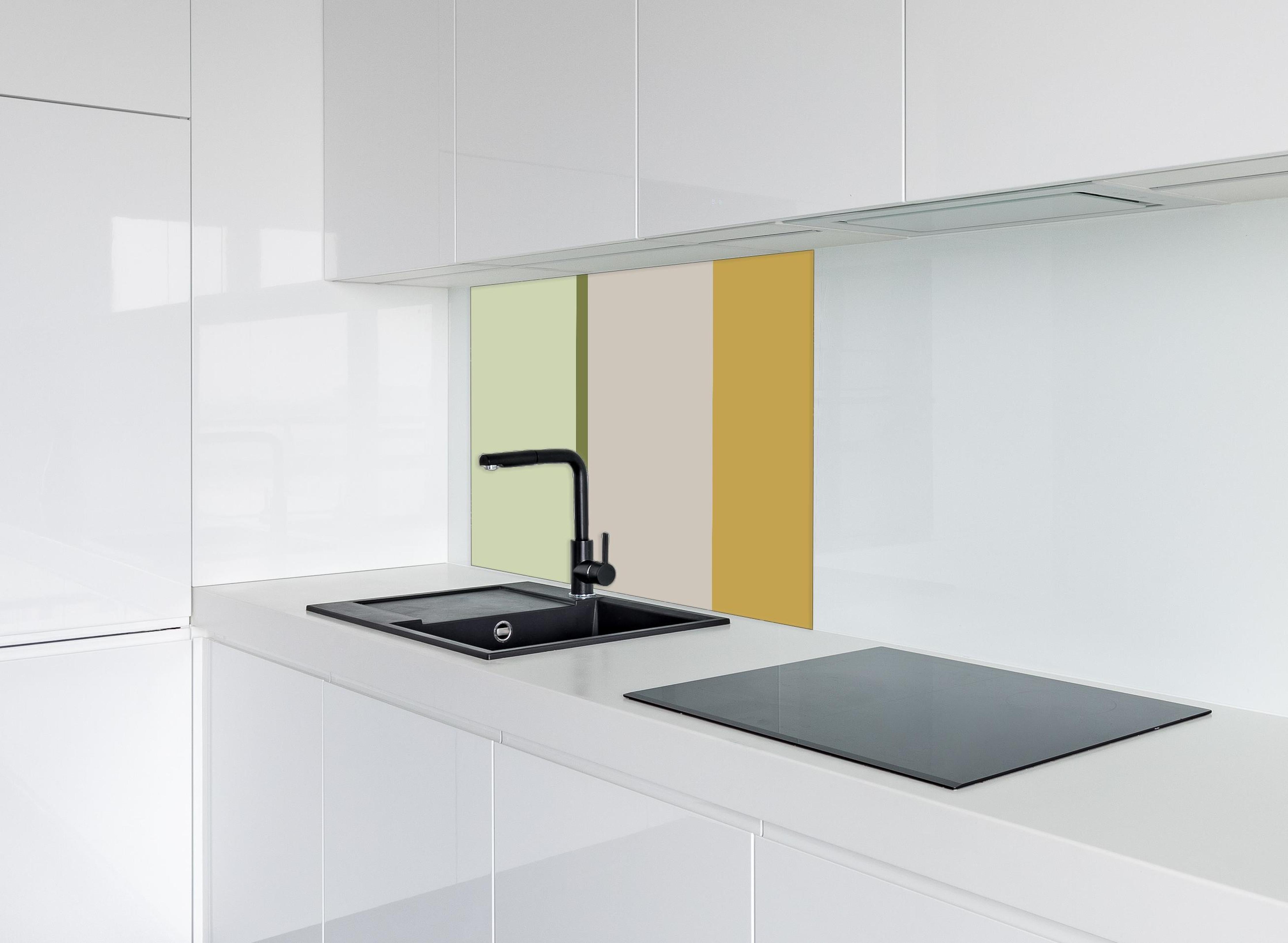 Spritzschutz - The Springs - Vertikal - Birch hinter einem Cerankochfeld zwischen Holz-Kochutensilien