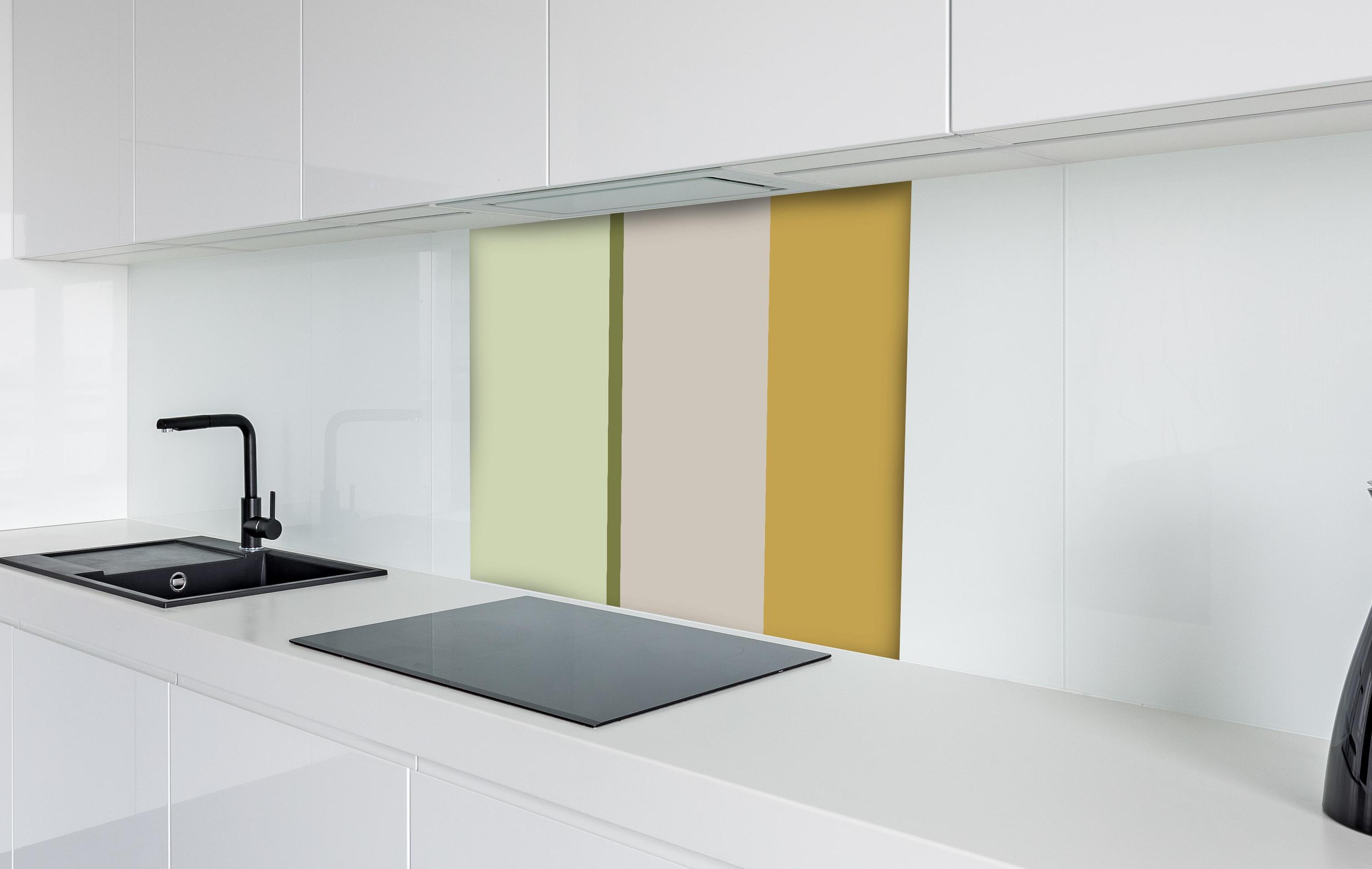 Spritzschutz - The Springs - Vertikal - Birch hinter einem Cerankochfeld zwischen Holz-Kochutensilien