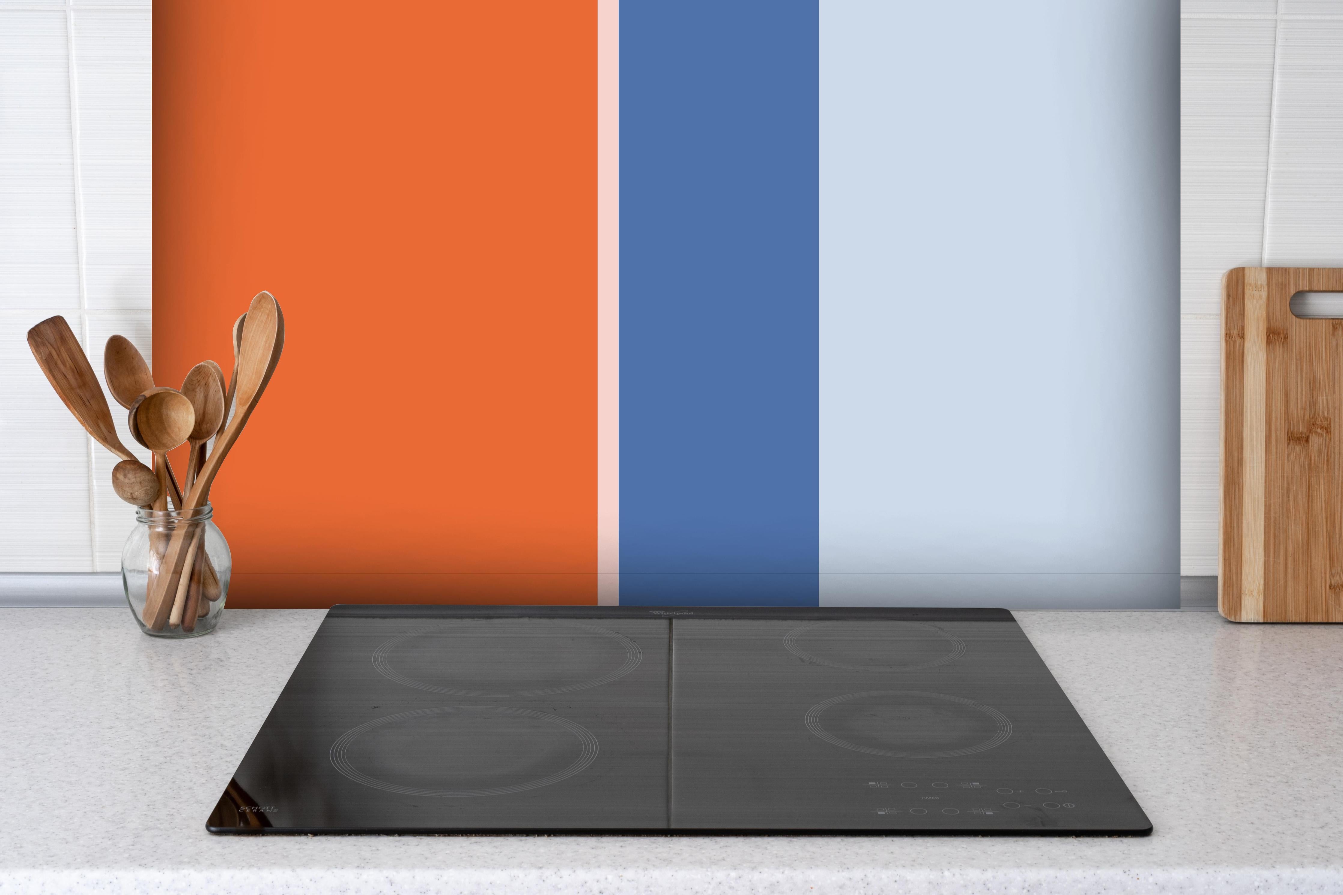 Spritzschutz - The Springs - Vertikal - Crocus hinter einem Cerankochfeld zwischen Holz-Kochutensilien