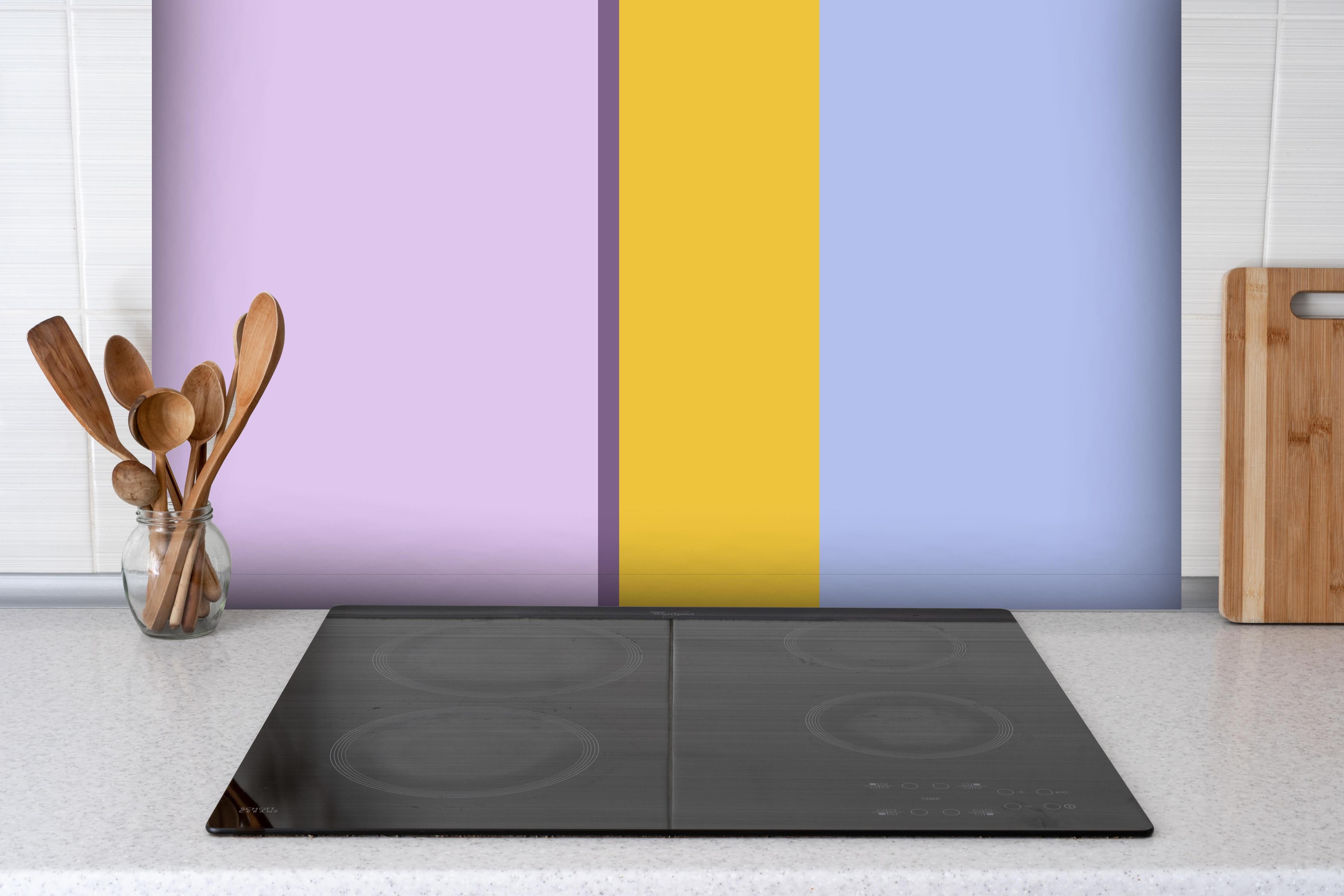 Spritzschutz - The Springs - Vertikal - Lilac hinter einem Cerankochfeld zwischen Holz-Kochutensilien