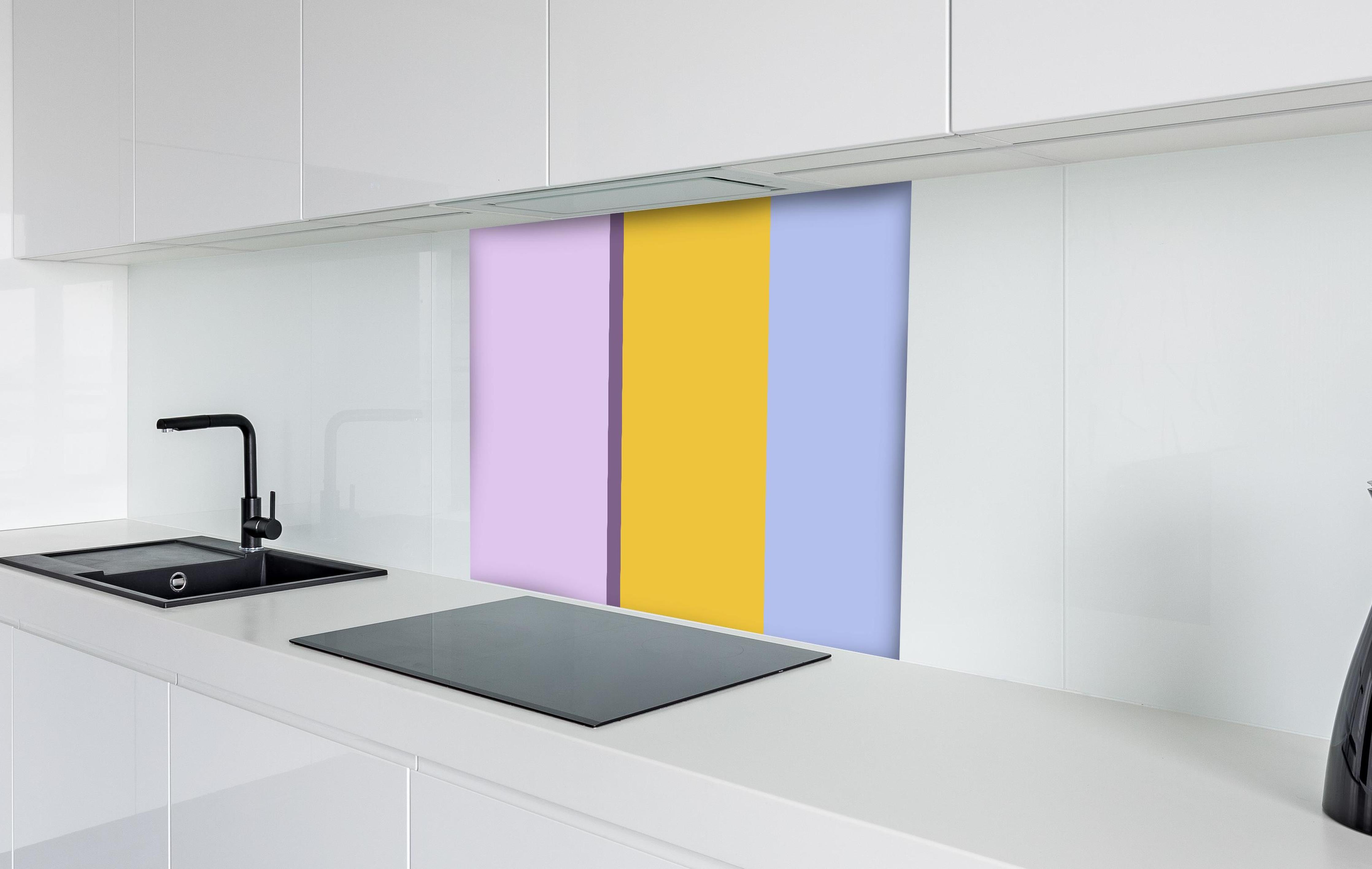 Spritzschutz - The Springs - Vertikal - Lilac hinter einem Cerankochfeld zwischen Holz-Kochutensilien