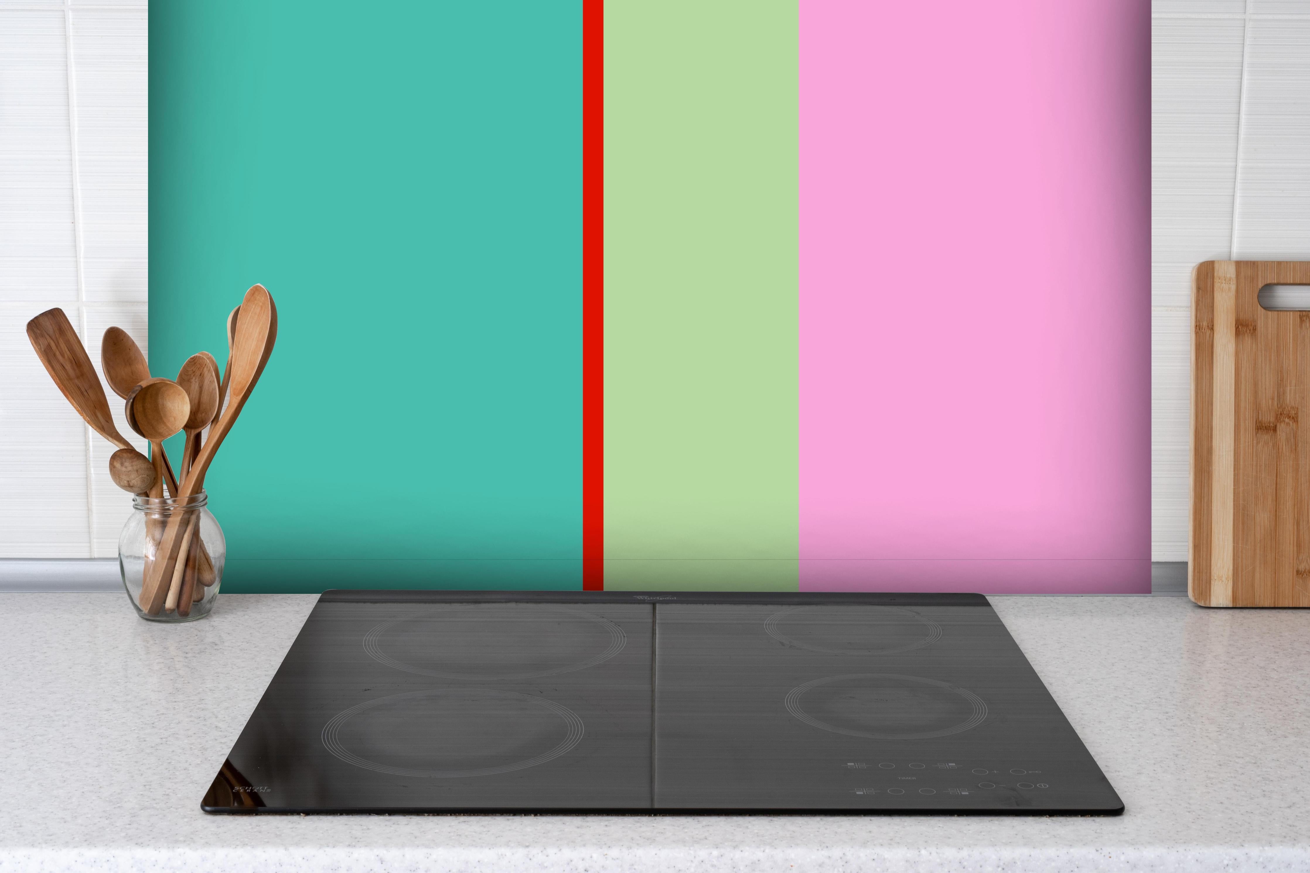 Spritzschutz - The Springs - Vertikal - Peony hinter einem Cerankochfeld zwischen Holz-Kochutensilien