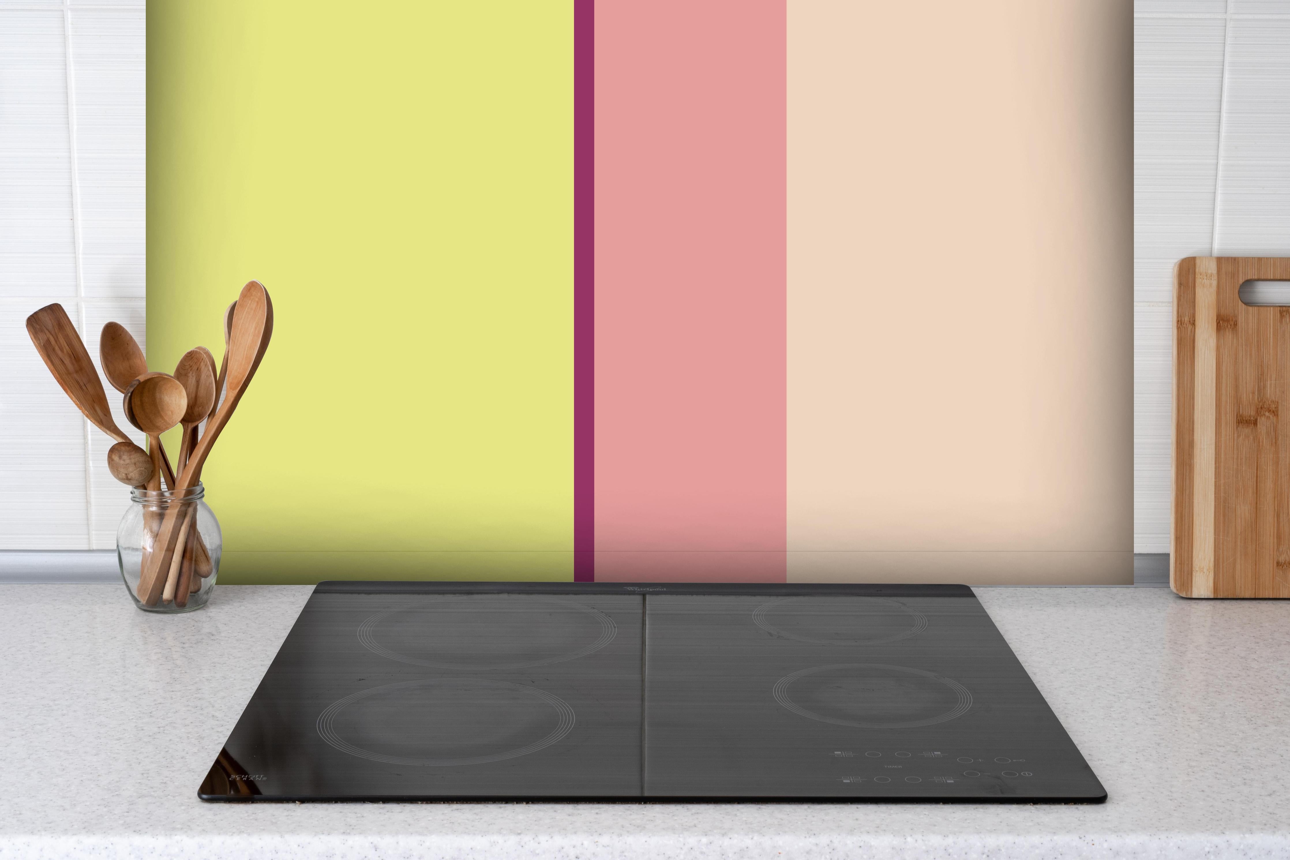 Spritzschutz - The Springs - Vertikal - Tulip hinter einem Cerankochfeld zwischen Holz-Kochutensilien