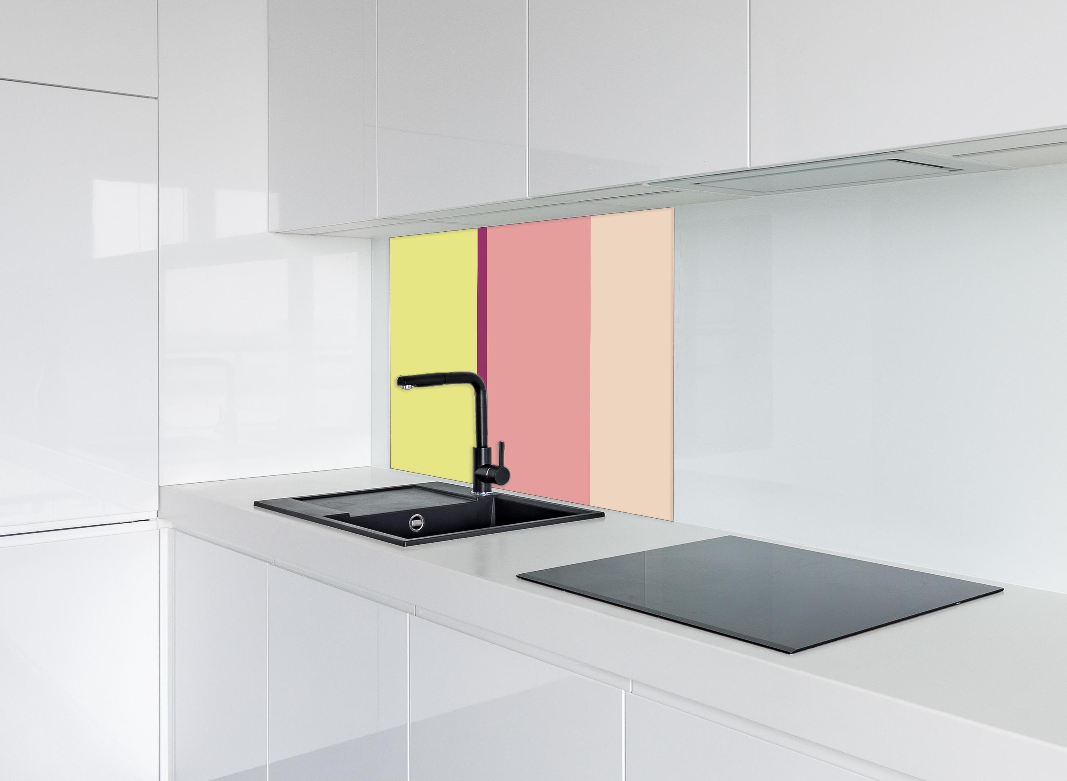 Spritzschutz - The Springs - Vertikal - Tulip hinter einem Cerankochfeld zwischen Holz-Kochutensilien