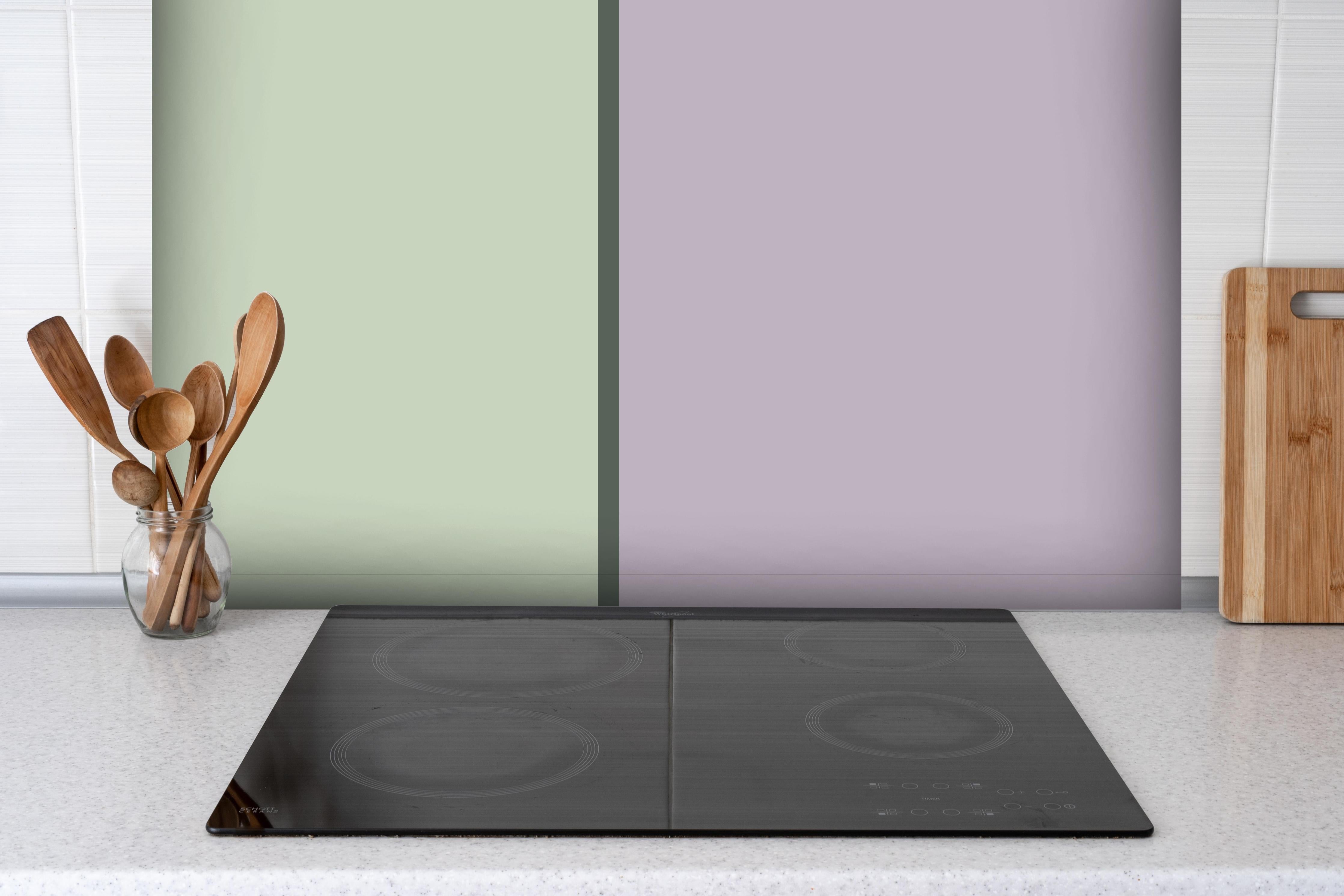 Spritzschutz - The Vintages - Easy Vertikal - Benedict hinter einem Cerankochfeld zwischen Holz-Kochutensilien