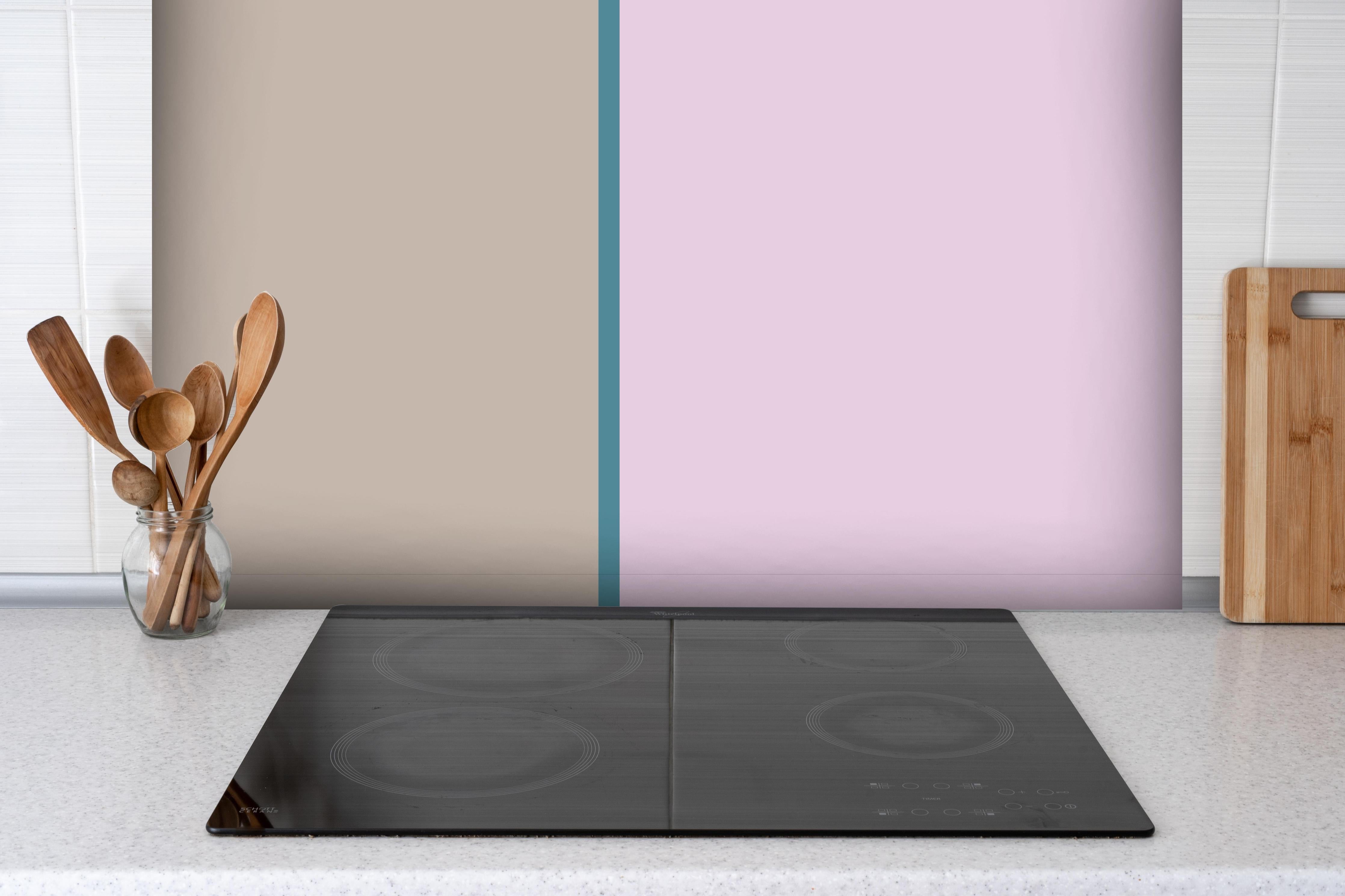 Spritzschutz - The Vintages - Easy Vertikal - Daphne hinter einem Cerankochfeld zwischen Holz-Kochutensilien