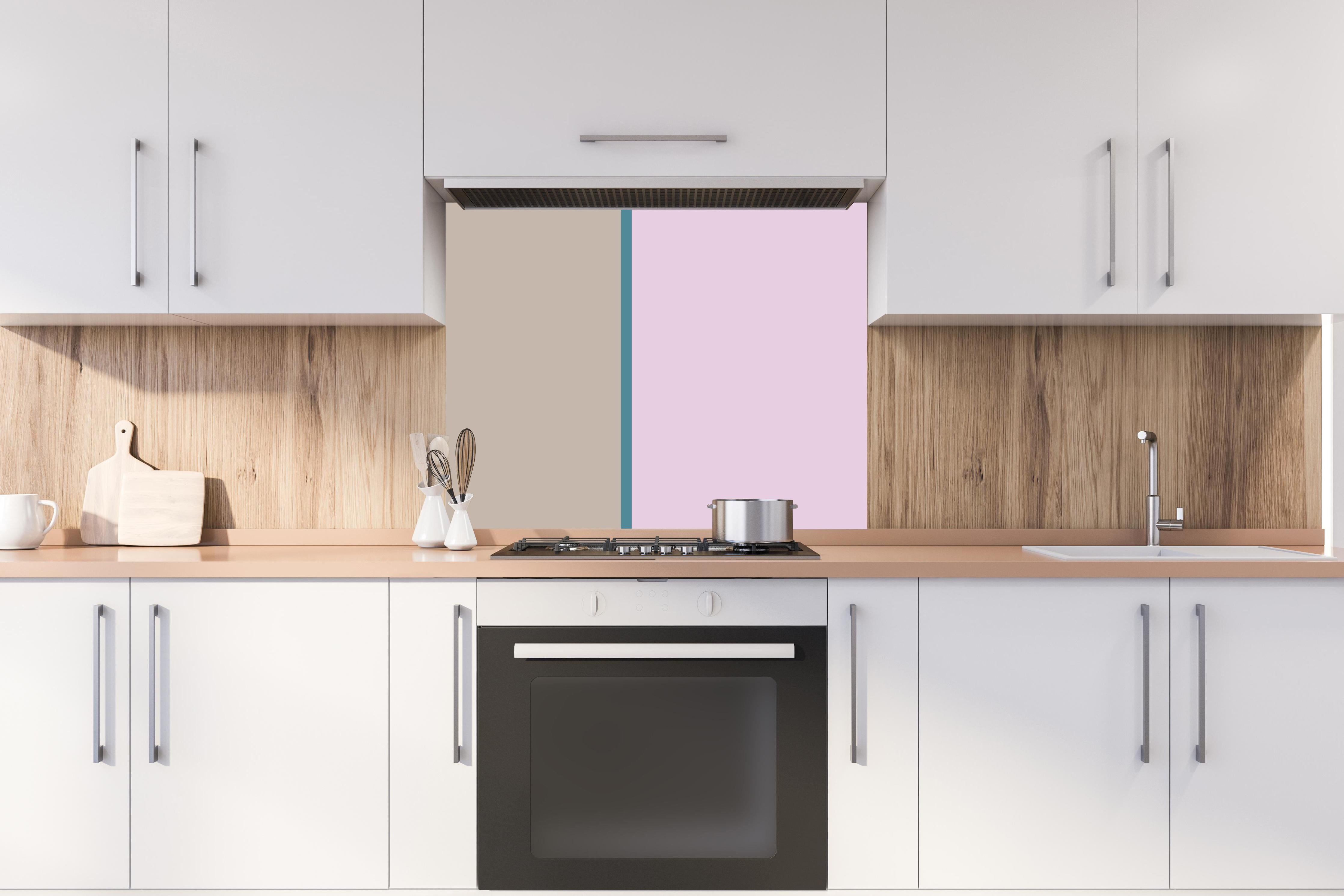 Spritzschutz - The Vintages - Easy Vertikal - Daphne hinter einem Cerankochfeld zwischen Holz-Kochutensilien