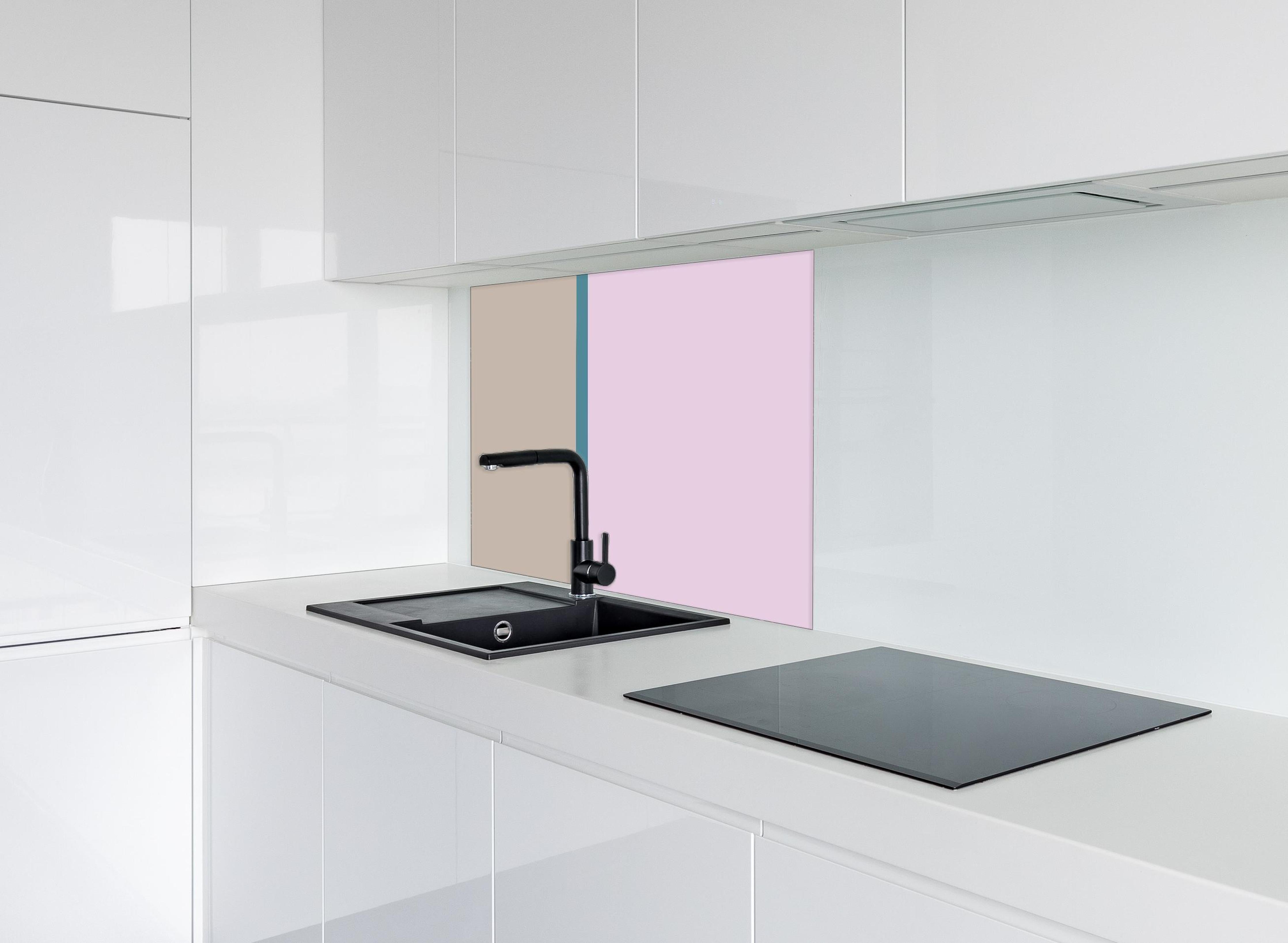 Spritzschutz - The Vintages - Easy Vertikal - Daphne hinter einem Cerankochfeld zwischen Holz-Kochutensilien