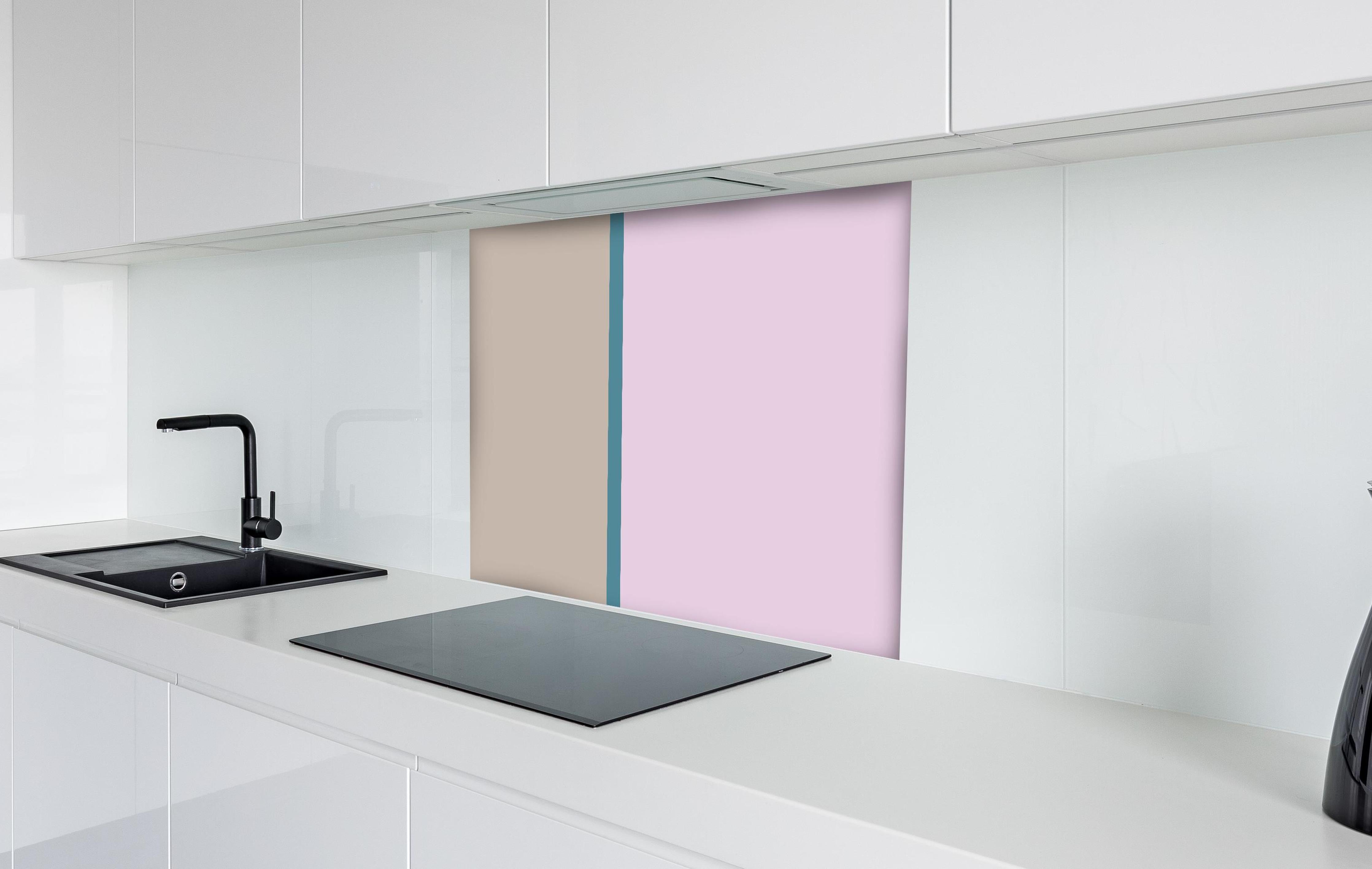 Spritzschutz - The Vintages - Easy Vertikal - Daphne hinter einem Cerankochfeld zwischen Holz-Kochutensilien