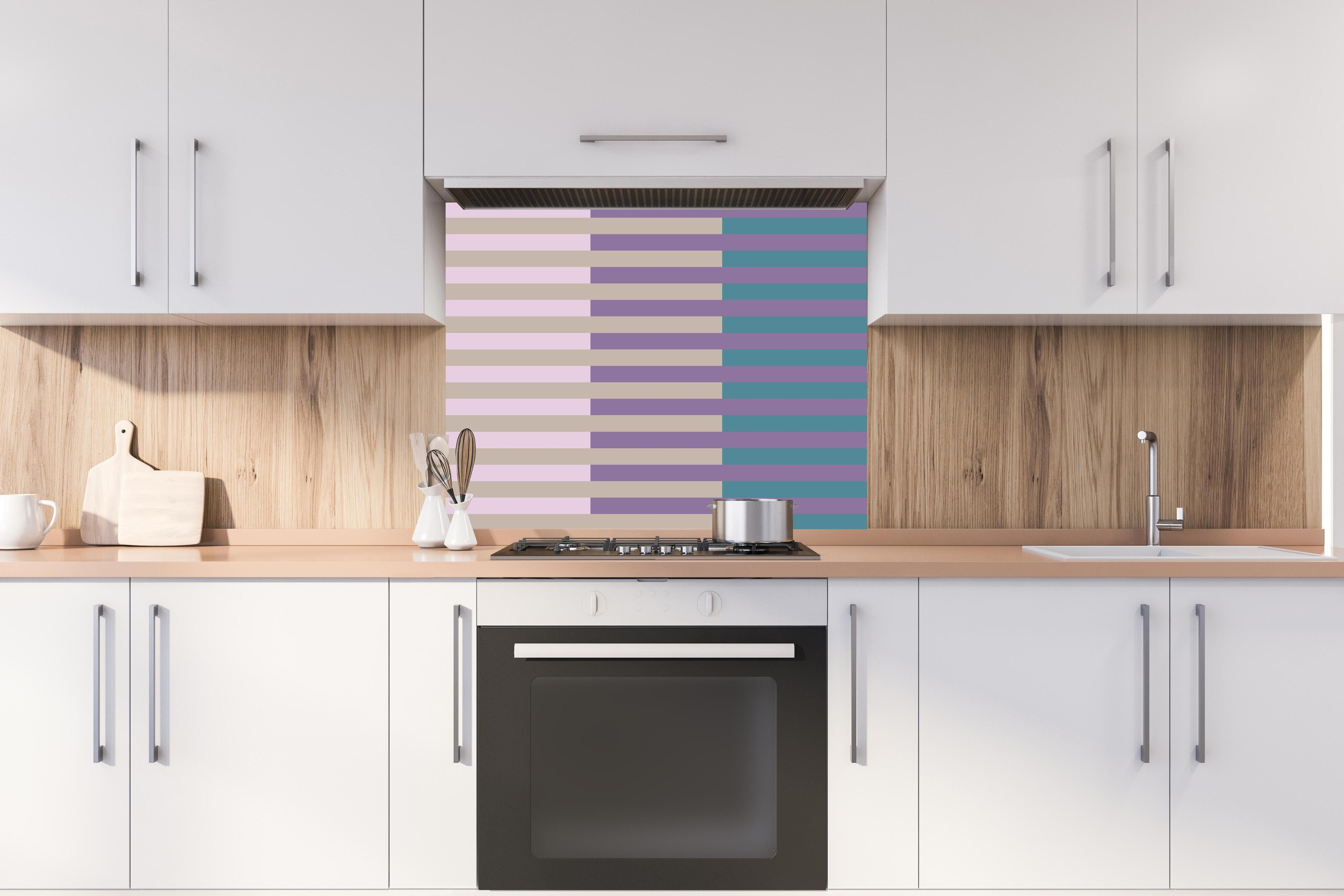 Spritzschutz - The Vintages - Multy Stripes - Daphne hinter einem Cerankochfeld zwischen Holz-Kochutensilien