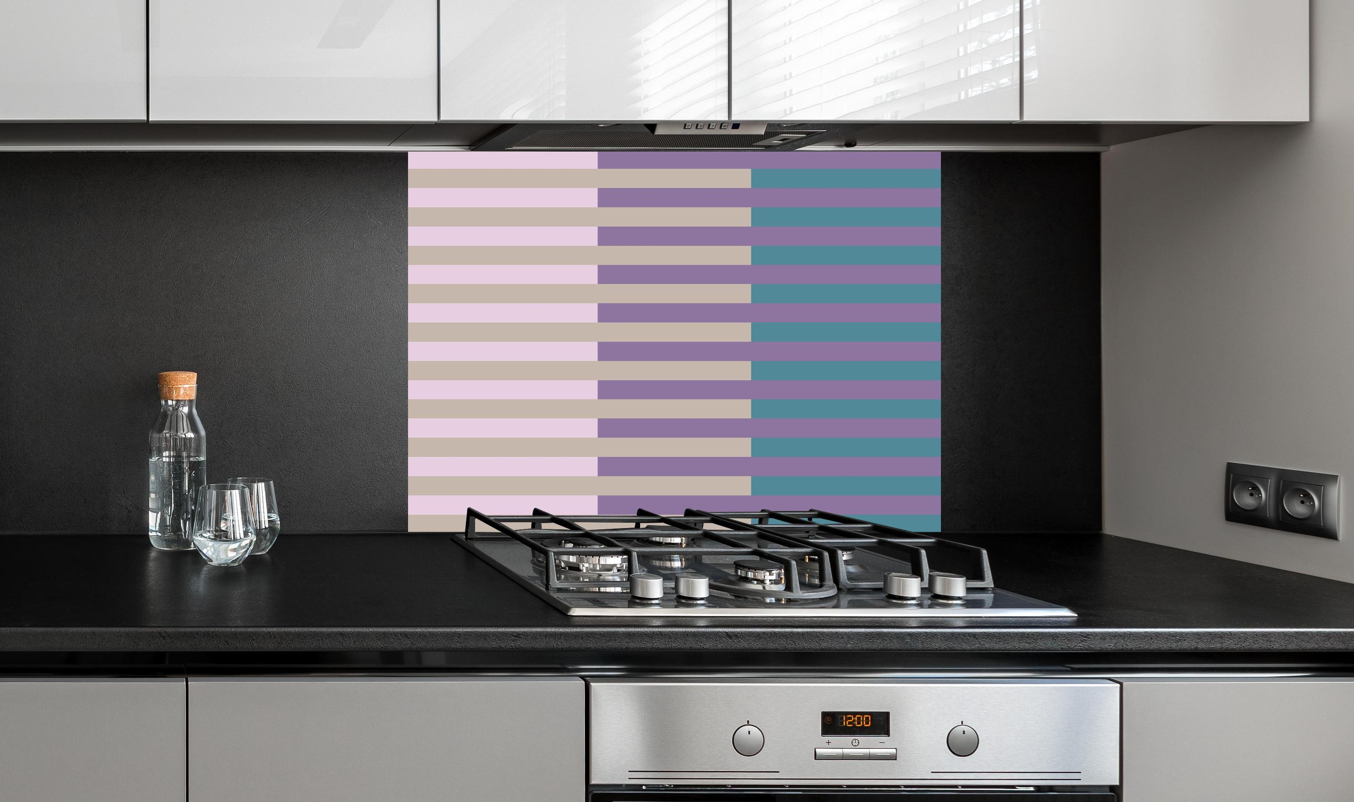 Spritzschutz - The Vintages - Multy Stripes - Daphne hinter einem Cerankochfeld zwischen Holz-Kochutensilien