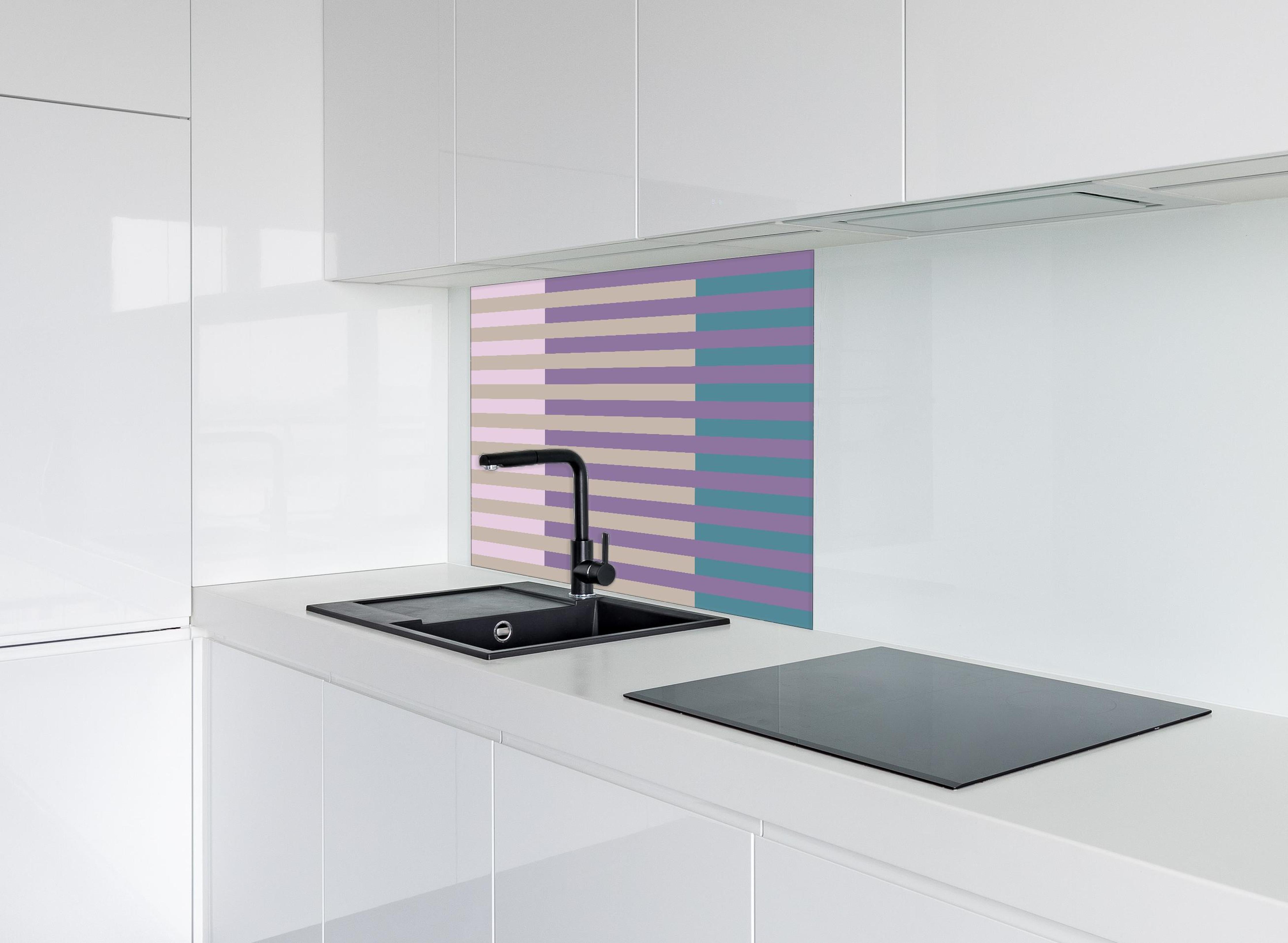 Spritzschutz - The Vintages - Multy Stripes - Daphne hinter einem Cerankochfeld zwischen Holz-Kochutensilien