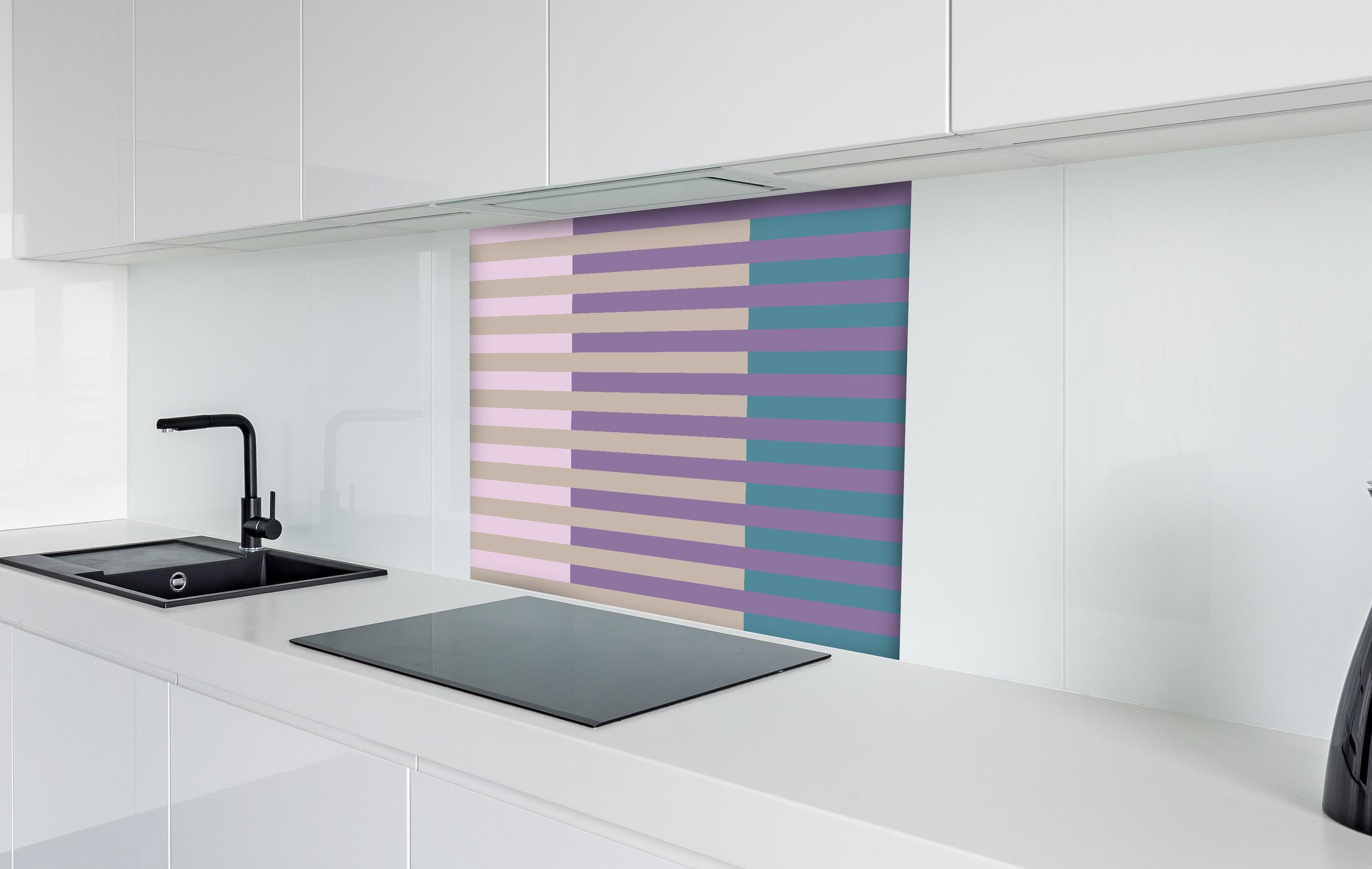 Spritzschutz - The Vintages - Multy Stripes - Daphne hinter einem Cerankochfeld zwischen Holz-Kochutensilien