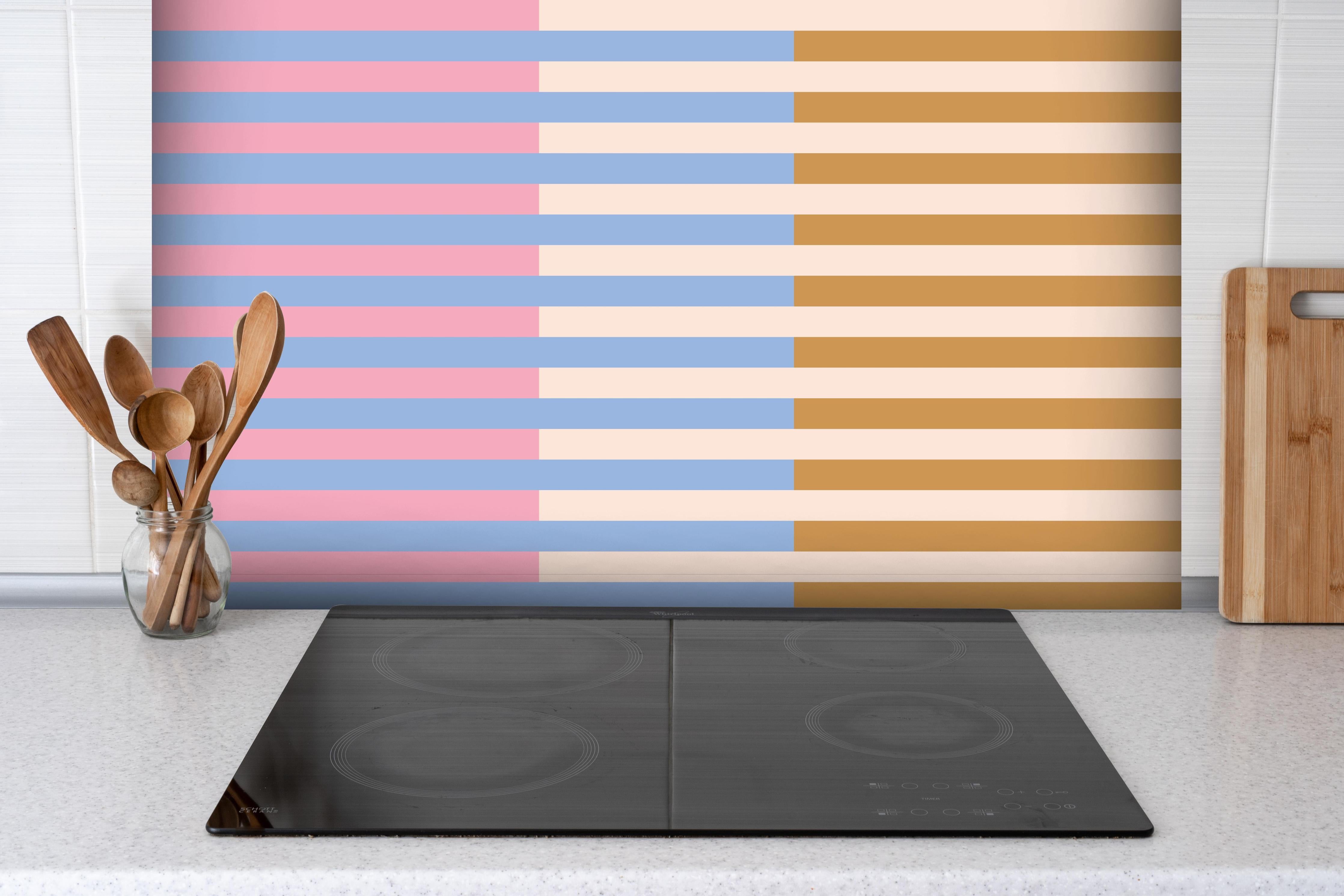 Spritzschutz - The Vintages - Multy Stripes - Eloise hinter einem Cerankochfeld zwischen Holz-Kochutensilien