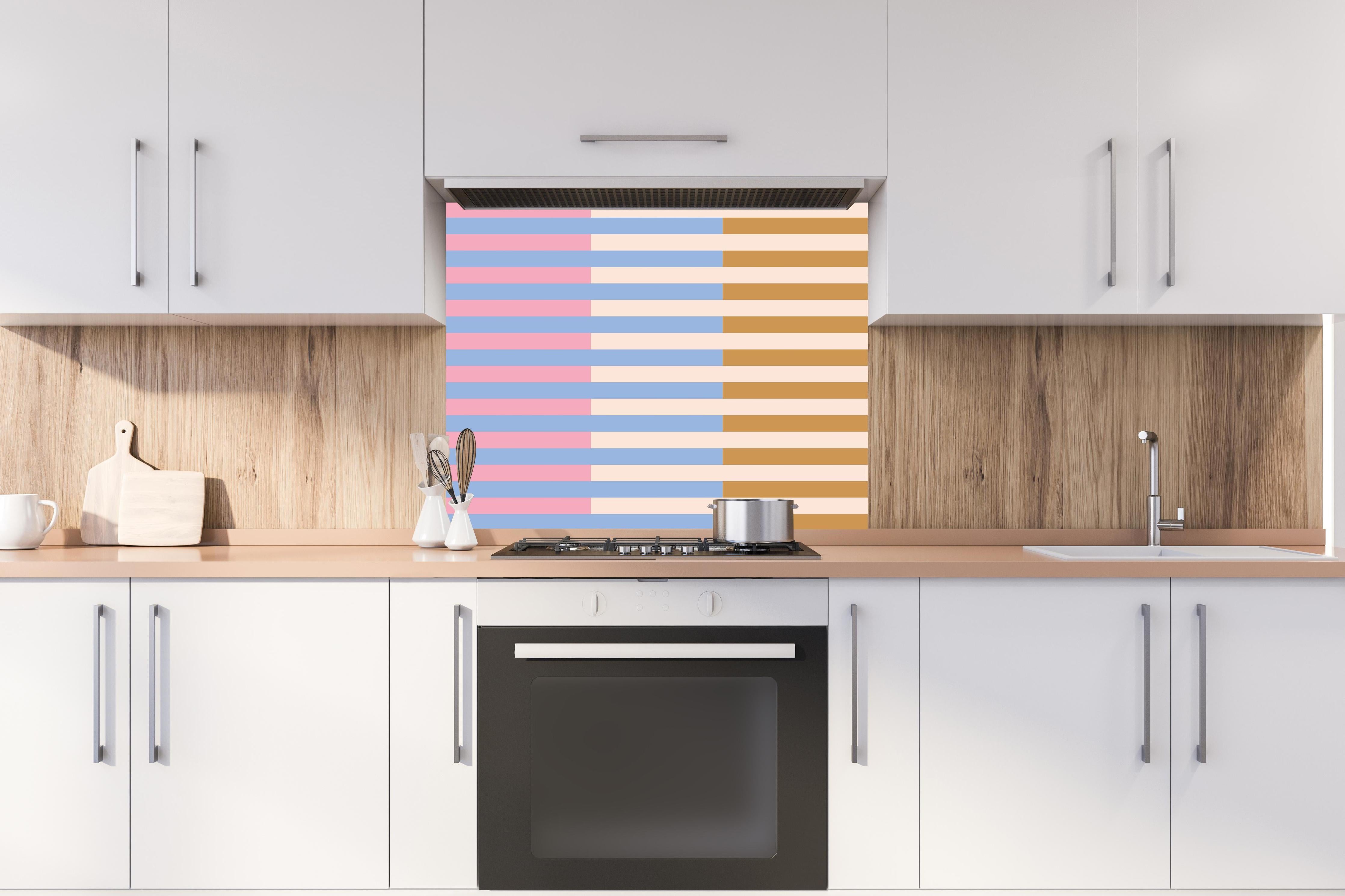 Spritzschutz - The Vintages - Multy Stripes - Eloise hinter einem Cerankochfeld zwischen Holz-Kochutensilien