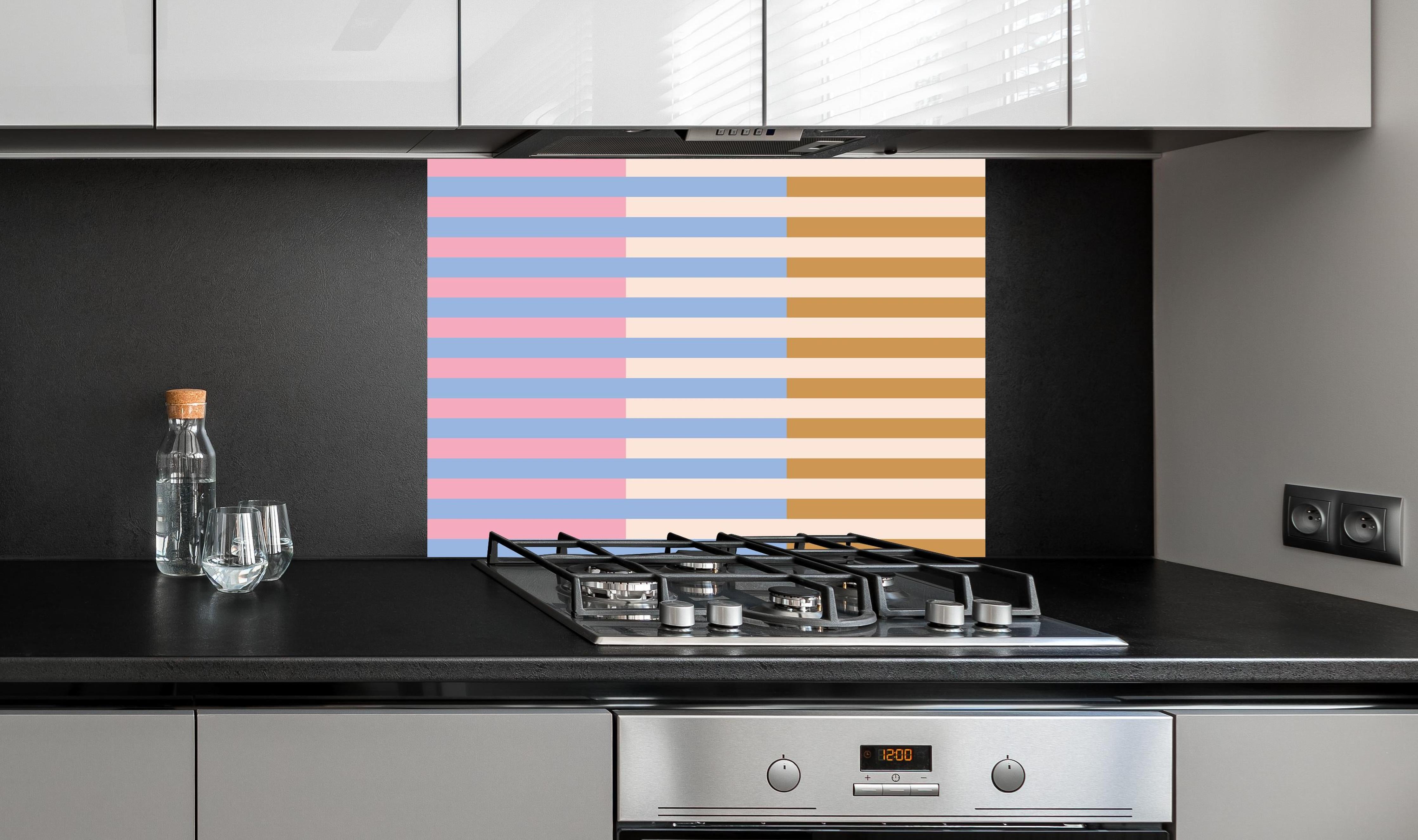 Spritzschutz - The Vintages - Multy Stripes - Eloise hinter einem Cerankochfeld zwischen Holz-Kochutensilien