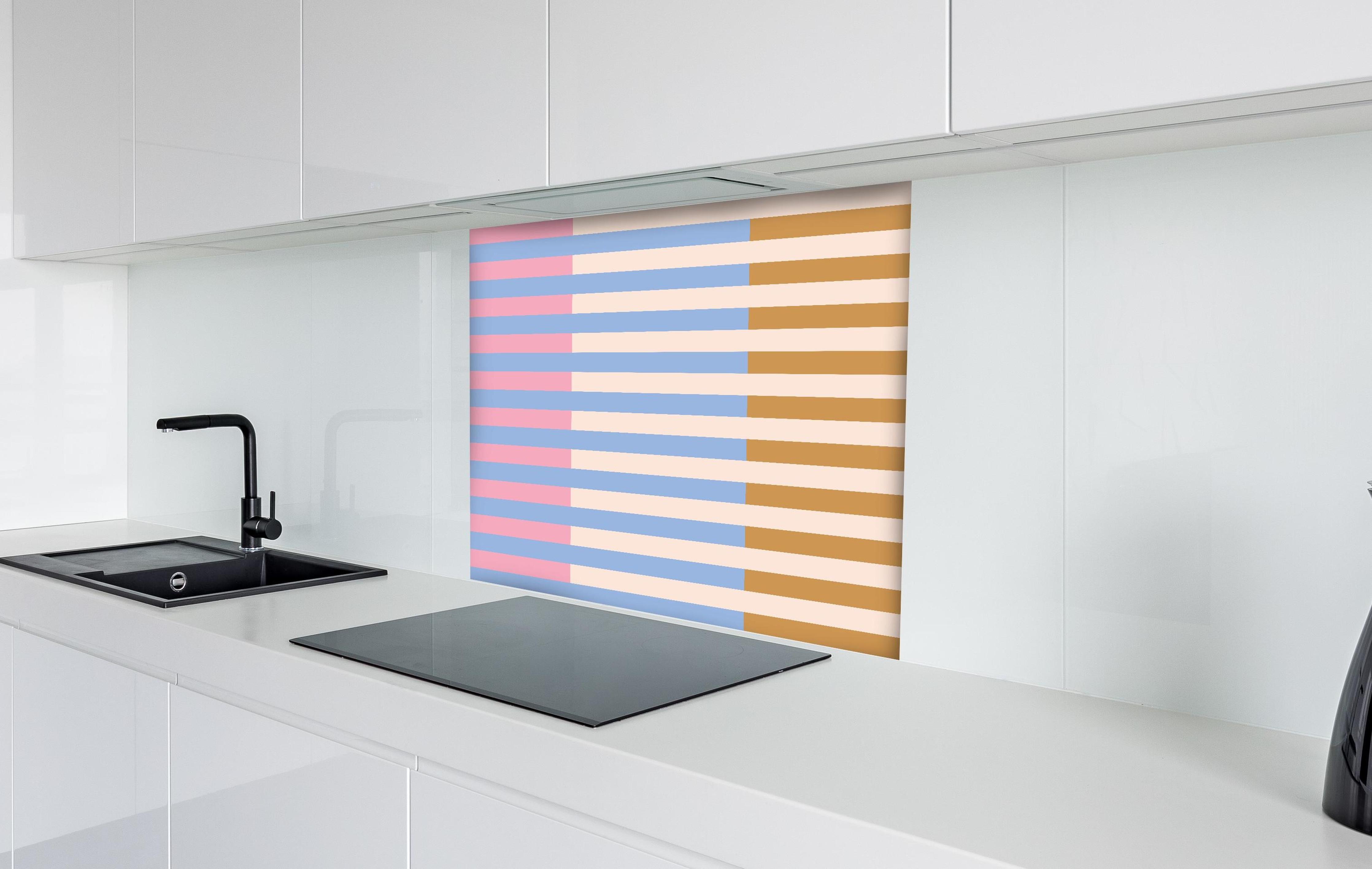 Spritzschutz - The Vintages - Multy Stripes - Eloise hinter einem Cerankochfeld zwischen Holz-Kochutensilien