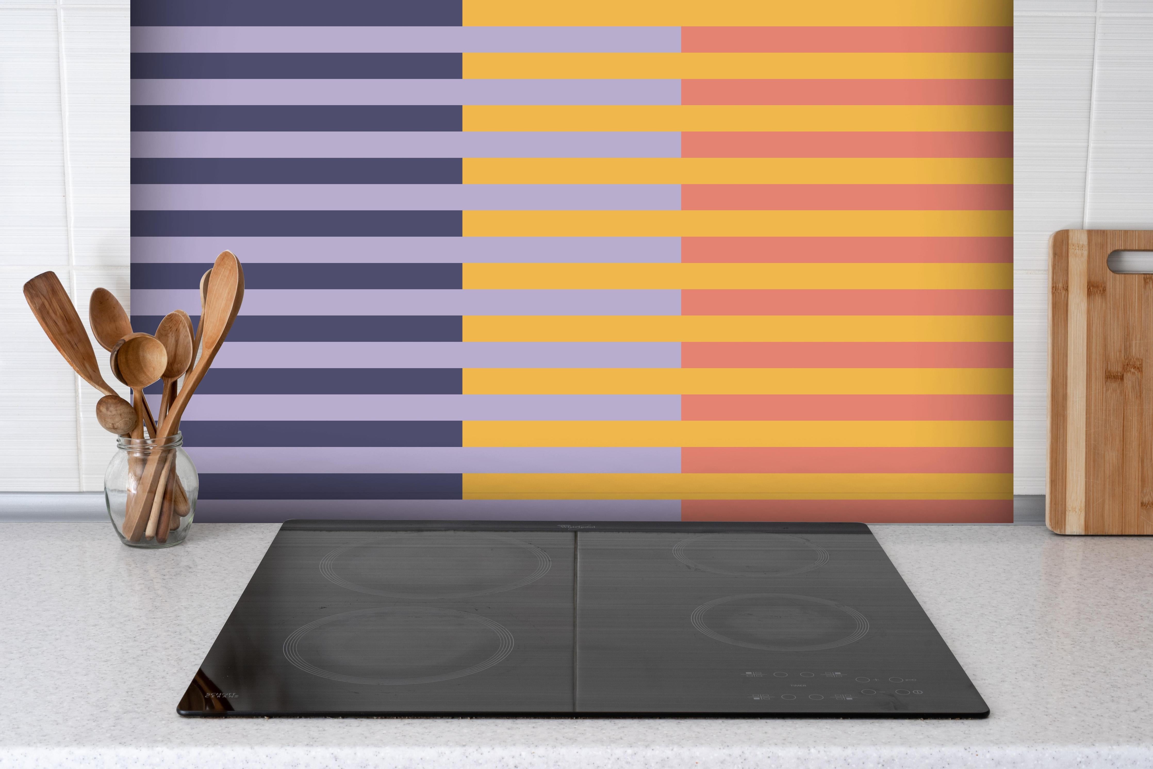 Spritzschutz - The Vintages - Multy Stripes - Penelope hinter einem Cerankochfeld zwischen Holz-Kochutensilien