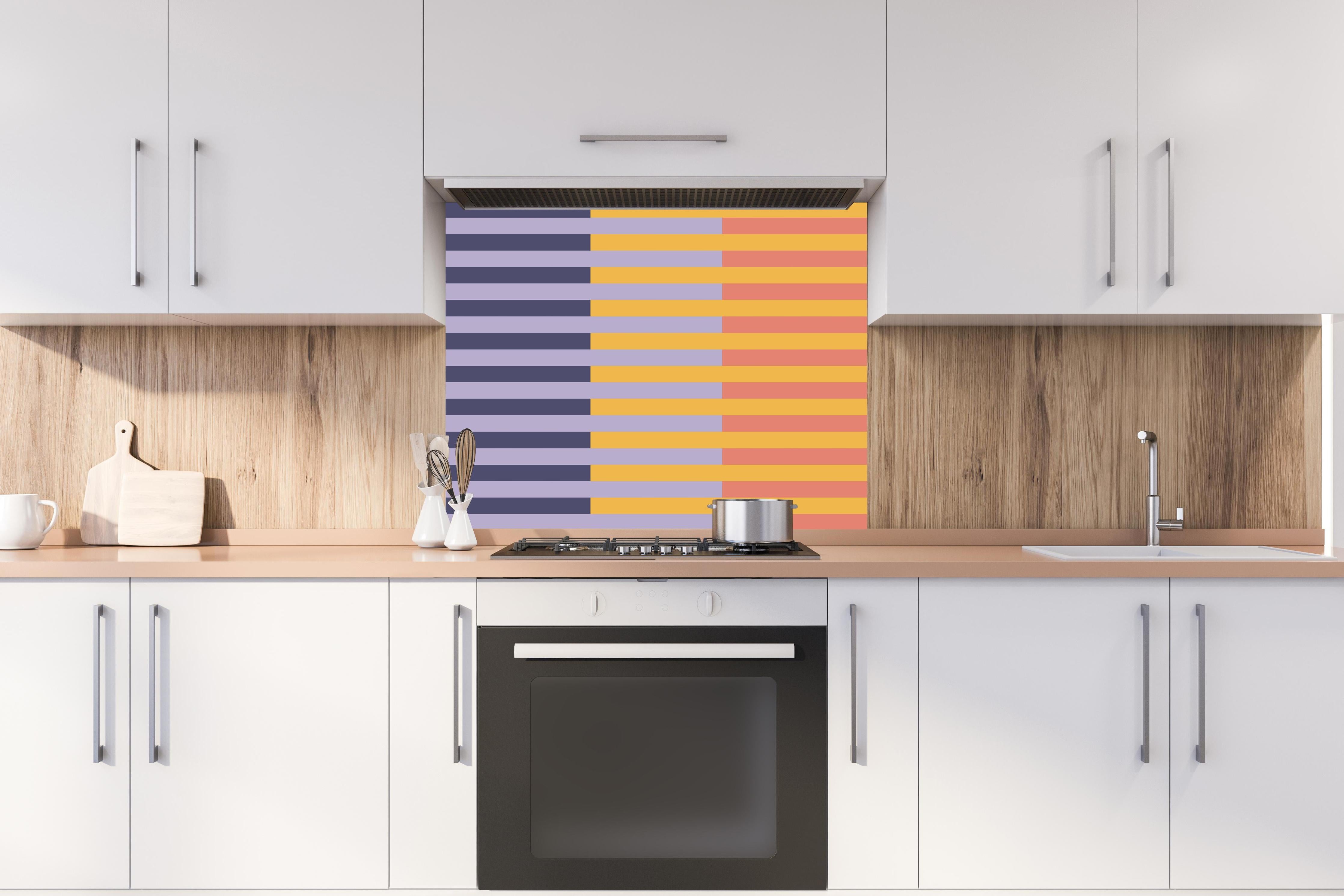 Spritzschutz - The Vintages - Multy Stripes - Penelope hinter einem Cerankochfeld zwischen Holz-Kochutensilien